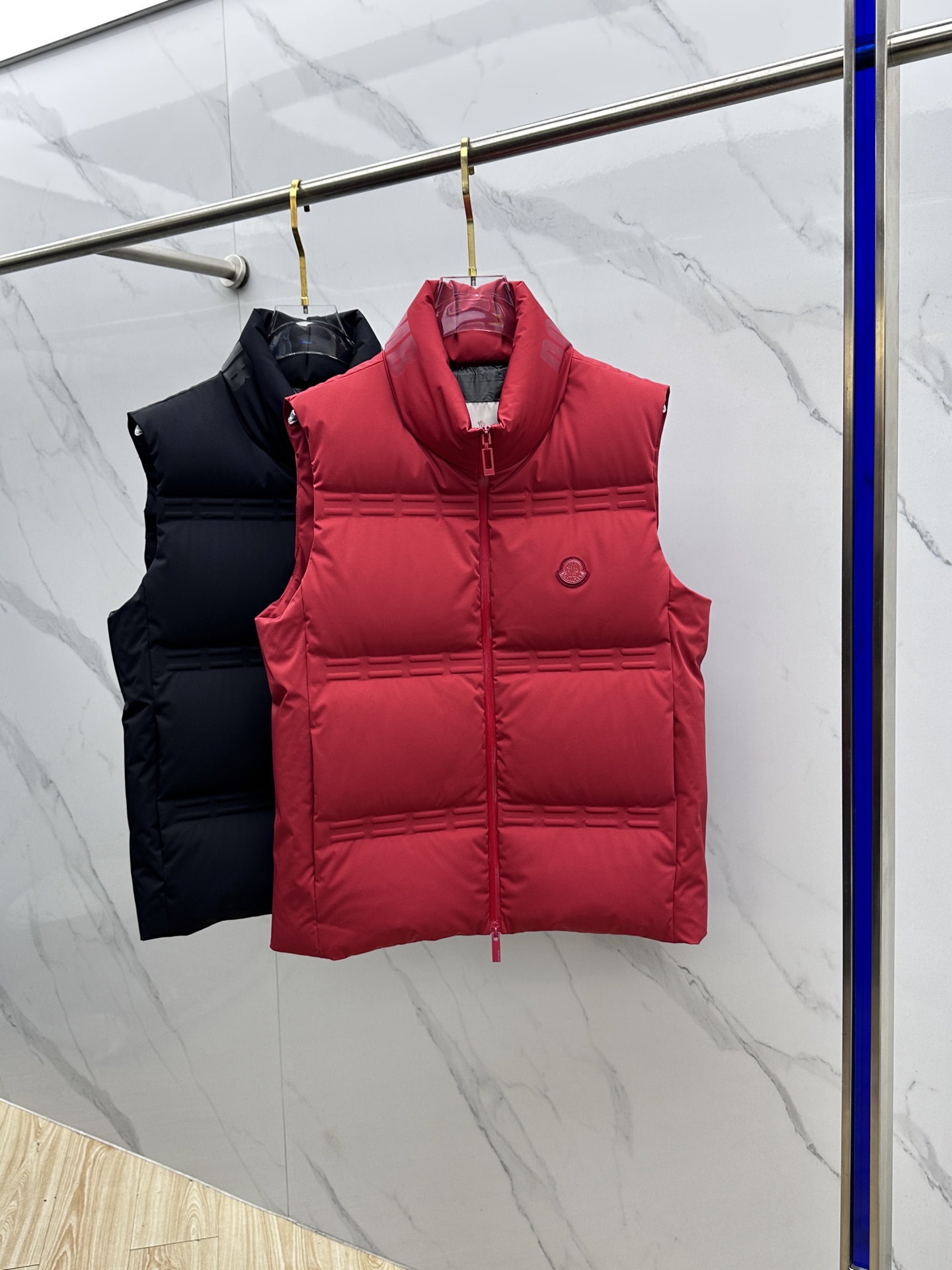 NO:654492,Moncler's popular autumn and winter new stand-up collar down jacket vest is rarely available in trading company channels. It is a must-have warm item for cooling weather. It can be worn for daily or outdoor sports. It is wear-resistant, scratch-resistant and easy to care for. It is equipped with 90 Euro standard high-quality white goose down filling inside. It is paired with large square quilting technology to create a fluffy and full overall effect. It also has a strong thermal insulation and temperature locking effect, so that you are not afraid of the cold outdoor weather in autumn and winter. 023  Size 48-56,,Moncler,down jacket,alexander wang19860909Moncler蒙口 爆款秋冬新款立领羽绒服马甲,贸易公司渠道稀出,降温天气必备的保暖单品,不论是日常还是户外运动都能穿.耐磨防刮易打理,内里配置90欧标优质白鹅绒埴充,在搭配大方格绗缝工艺,打造蓬松饱满的整体效果,兼顾强悍的保暖锁温效果,让你无惧秋冬季寒冷的户外天气.023 尺码48-56,,Moncler,down jacket,alexander wang,Men's clothing