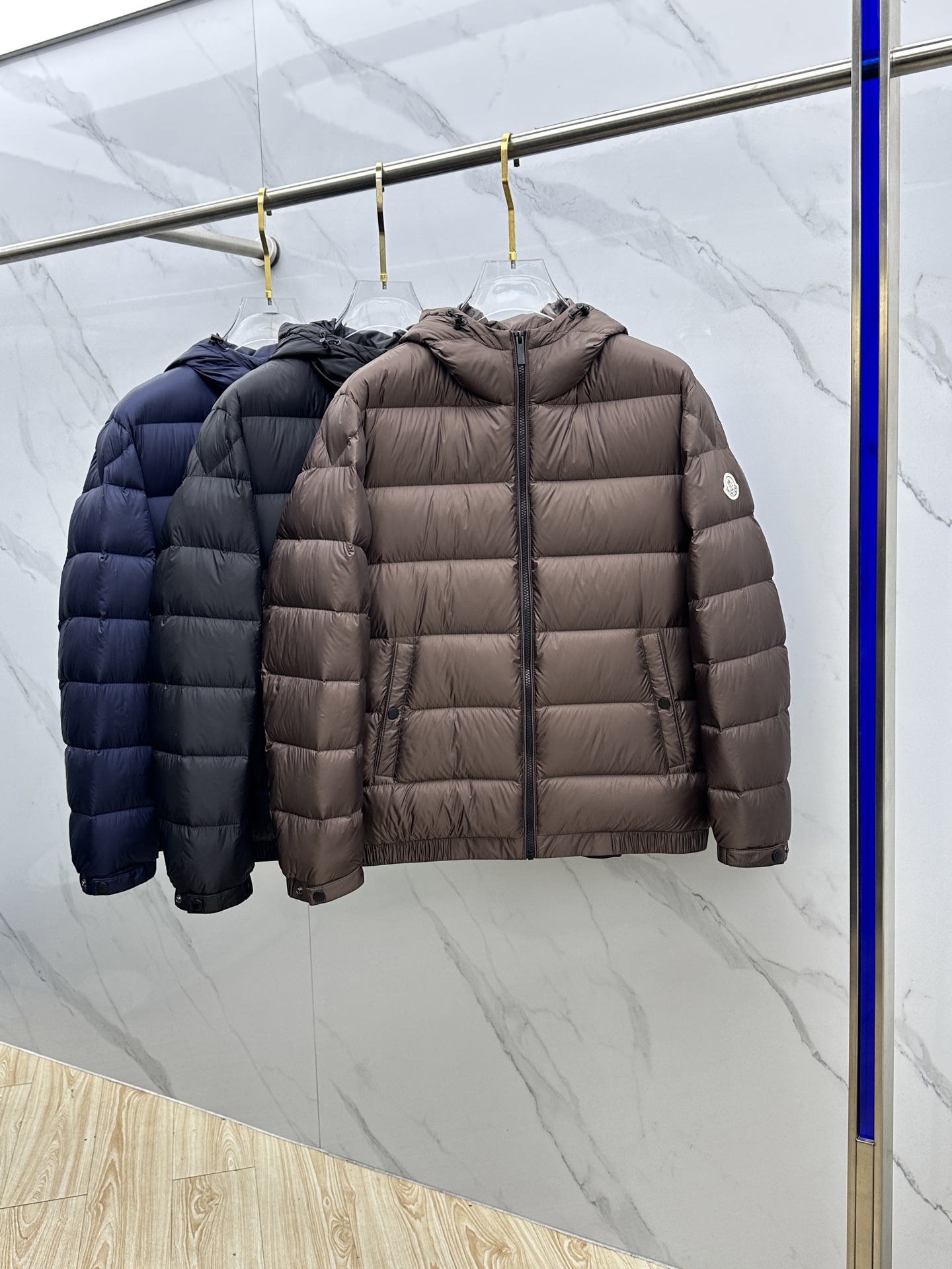 NO:654497,Moncler's popular autumn and winter new casual hooded down jacket, (the hood is not removable) is rarely available in trading company channels, and is a light and warm item that can be worn both daily and for outdoor sports. It is equipped with 90 euro standard high-quality white goose down filling inside to create a fluffy and plump overall effect, taking into account the strong thermal insulation and temperature locking effect, without fear of cold winter, Warmth Online 023 Size 48-56, Moncler, down jacket, hats, alexander wang19860909Moncler蒙口 爆款秋冬新款休闲连帽羽绒服,（帽子不可拆）贸易公司渠道稀出,轻薄保暖单品,不论是日常还是户外运动都能穿.内里配置90欧标优质白鹅绒埴充,打造蓬松饱满的整体效果,兼顾强悍的保暖锁温效果,无惧寒冬,温暖在线023 尺码48-56,,Moncler,down jacket,hats,alexander wang,Men's clothing