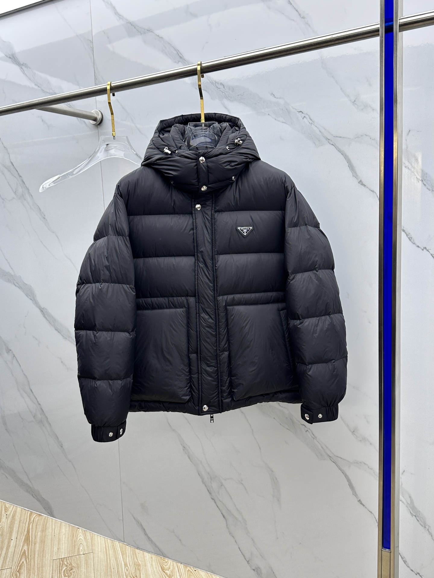 NO:654501,PRADA 2025 latest fashion down jacket hooded down jacket, (hood is detachable) top hot winter down jacket, classic logo popular warm down jacket, 90# white goose down filling, every detail shows craftsmanship, enough advanced structural tailoring design changes to show men's diverse image changes, slim fit, tailoring, to meet the current popular multi-layered wear, versatile style for life 023  Size 48-56,,prada,prada,jackets & coats,down jacket,hats,alexander wang19860909PRADA普拉达 2025最新款时尚羽绒外套连帽羽绒服,（帽子可拆）冬季顶级爆款羽绒服,经典logo爆款保暖羽绒服,90#白鹅绒填充,处处细节显工艺足够的高级结构性剪裁的设计改变来展现男士多样的形象变化,修身利落、剪裁合体,满足时下正流行的多层次穿搭,生活百搭款式023 码数48-56,,prada,prada,jackets & coats,down jacket,hats,alexander wang,Men's clothing