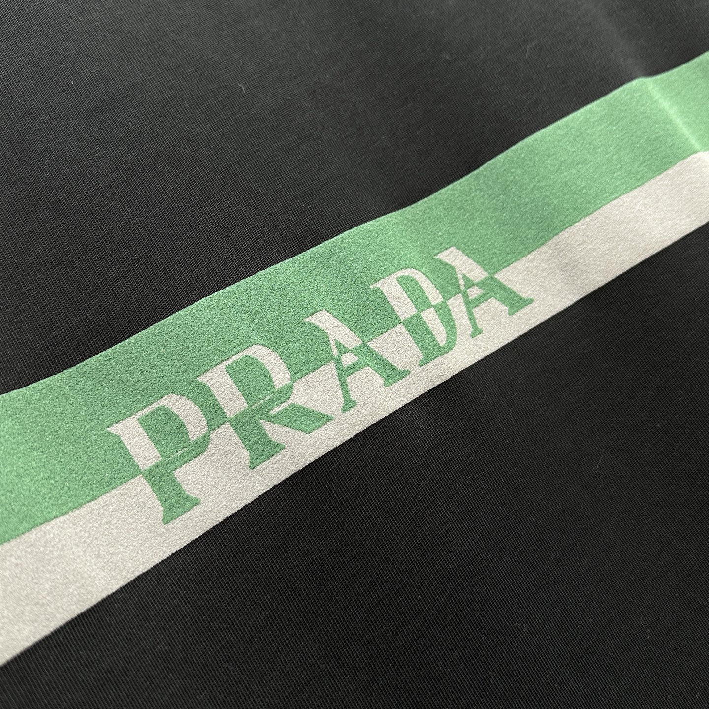 🆕Prada普拉达 新款首发专柜最新款短袖圆领T恤 高端订制 设计前卫时尚！品牌logo重工艺设计 高端