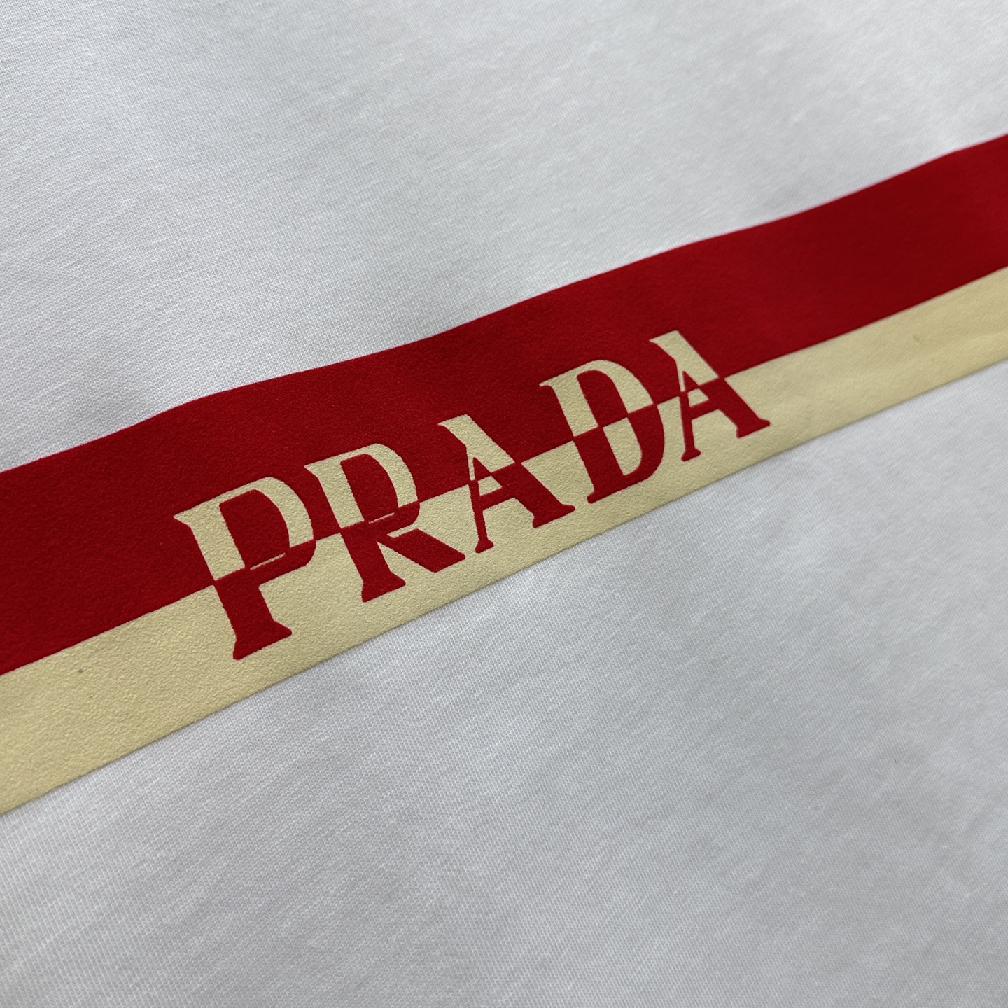 🆕Prada普拉达 新款首发专柜最新款短袖圆领T恤 高端订制 设计前卫时尚！品牌logo重工艺设计 高端