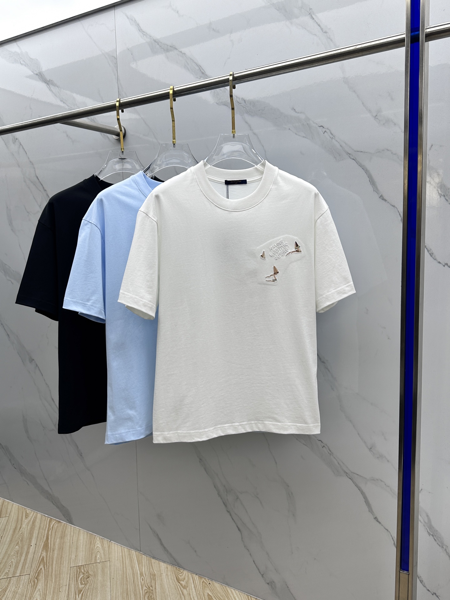 NO:654425,LV Louis Vuitton's new debut counter, the latest short-sleeved round neck T-shirt, high-end customization, avant-garde and fashionable design!  The brand logo is designed with heavy craftsmanship. High-end long-staple cotton fabric. Soft to the touch. Comfortable to wear. Counter-level exquisite stitching. Fine workmanship. The upper body effect is incomparably handsome!  A must-have item for a stylish man!  s15 original product, size S-XL,,louis vuitton,louis vuitton,T-shirt,tees,t-shirt,alexander wang19860909LV路易威登 新款首发专柜最新款短袖圆领T恤 高端订制 设计前卫时尚！品牌logo重工艺设计 高端长绒棉面料.手感柔软.穿着舒适.专柜级别精致车线.做工精细.上身效果无敌帅气！型男必备单品！s15原单出品 尺码S-XL,,louis vuitton,louis vuitton,T-shirt,tees，t-shirt,alexander wang,Men's clothing