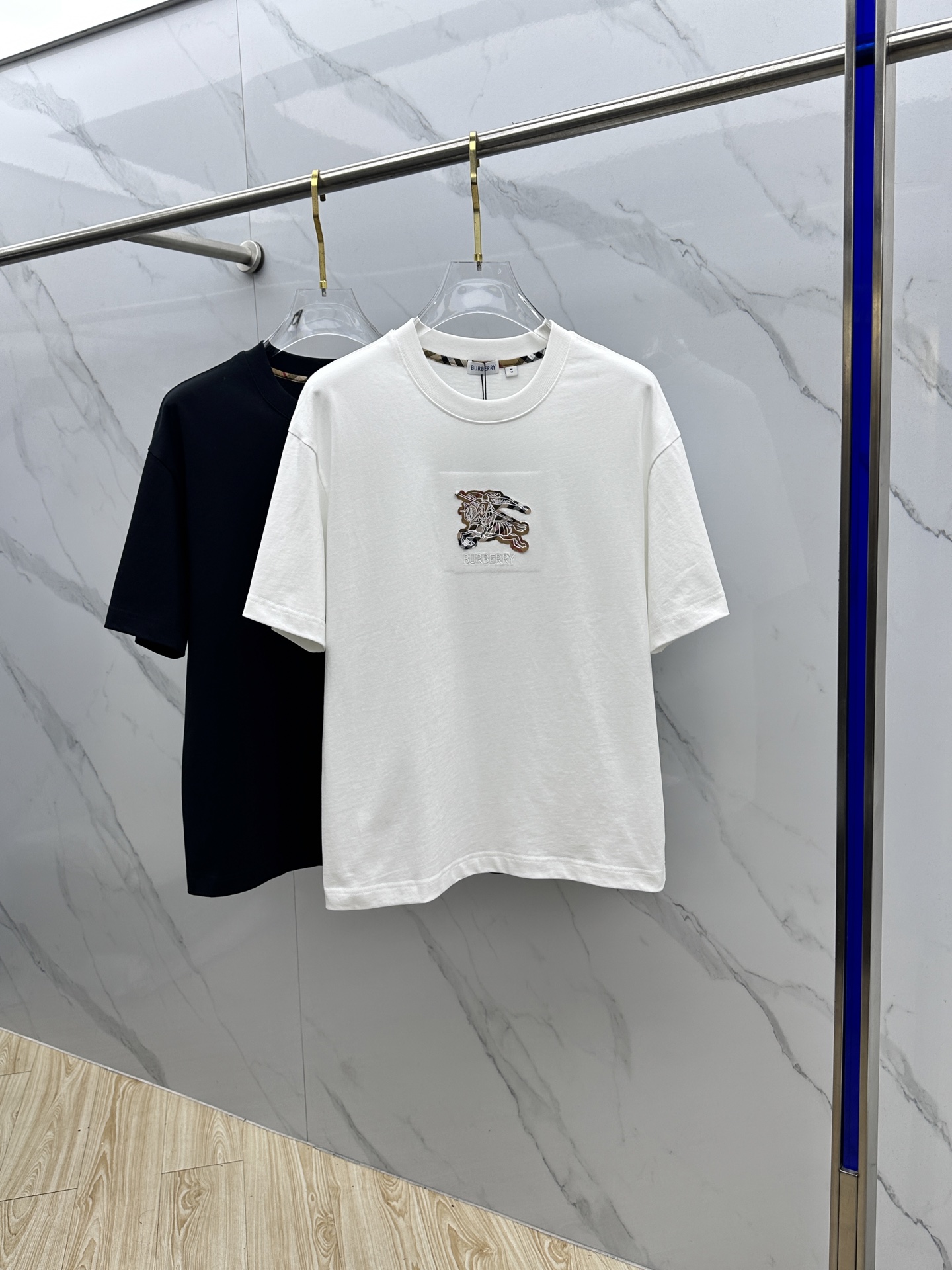 NO:654431,Burberry's new debut counter, the latest short-sleeved round neck T-shirt, high-end custom design, avant-garde and fashionable!  The brand logo is designed with heavy craftsmanship. High-end long-staple cotton fabric. Soft to the touch. Comfortable to wear. Counter-level exquisite stitching. Fine workmanship. The upper body effect is incomparably handsome!  A must-have item for a stylish man!  s15 original product, size S-XL,,burberry,burberry,T-shirt,tees,t-shirt,alexander wang19860909Burberry巴宝莉 新款首发专柜最新款短袖圆领T恤 高端订制 设计前卫时尚！品牌logo重工艺设计 高端长绒棉面料.手感柔软.穿着舒适.专柜级别精致车线.做工精细.上身效果无敌帅气！型男必备单品！s15原单出品 尺码S-XL,,burberry,burberry,T-shirt,tees，t-shirt,alexander wang,Men's clothing