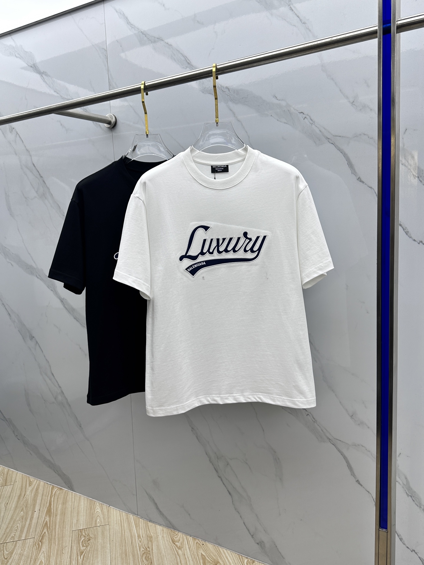 NO:654437,Balenciaga Balenciaga Wei Kuo's new debut counter latest short-sleeved round neck T-shirt high-end custom design avant-garde fashion!  The brand logo is designed with heavy craftsmanship. High-end long-staple cotton fabric. Soft to the touch. Comfortable to wear. Counter-level exquisite stitching. Fine workmanship. The upper body effect is incomparably handsome!  A must-have item for a stylish man!  Original product from s15, sizes S-XL,,balenciaga,balenciaga,T-shirt,tees,t-shirt,alexander wang19860909Balenciaga巴黎世家 微阔 新款首发专柜最新款短袖圆领T恤 高端订制 设计前卫时尚！品牌logo重工艺设计 高端长绒棉面料.手感柔软.穿着舒适.专柜级别精致车线.做工精细.上身效果无敌帅气！型男必备单品！s15原单出品 尺码S-XL,,balenciaga,balenciaga,T-shirt,tees，t-shirt,alexander wang,Men's clothing