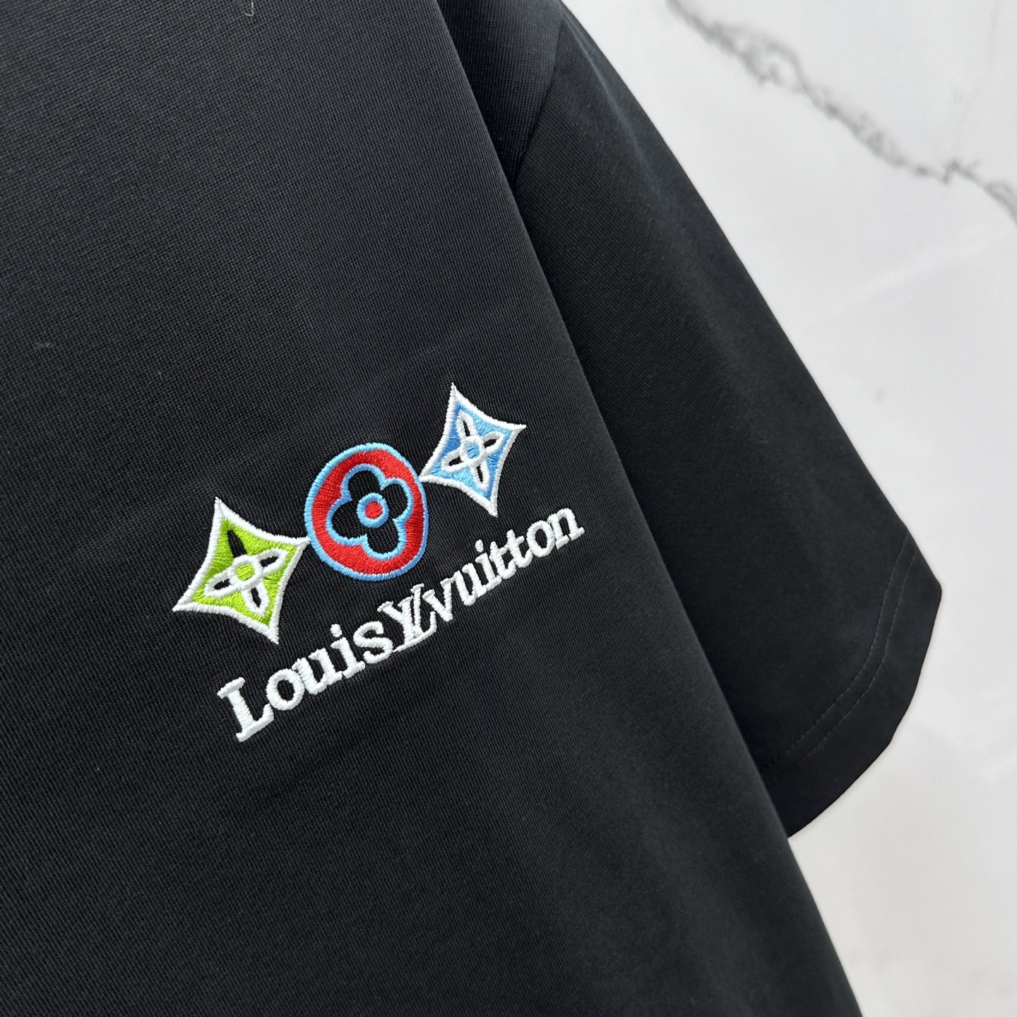 🆕LV路易威登 微阔 新款首发专柜最新款短袖圆领T恤 高端订制 设计前卫时尚！品牌logo重工艺设计 高