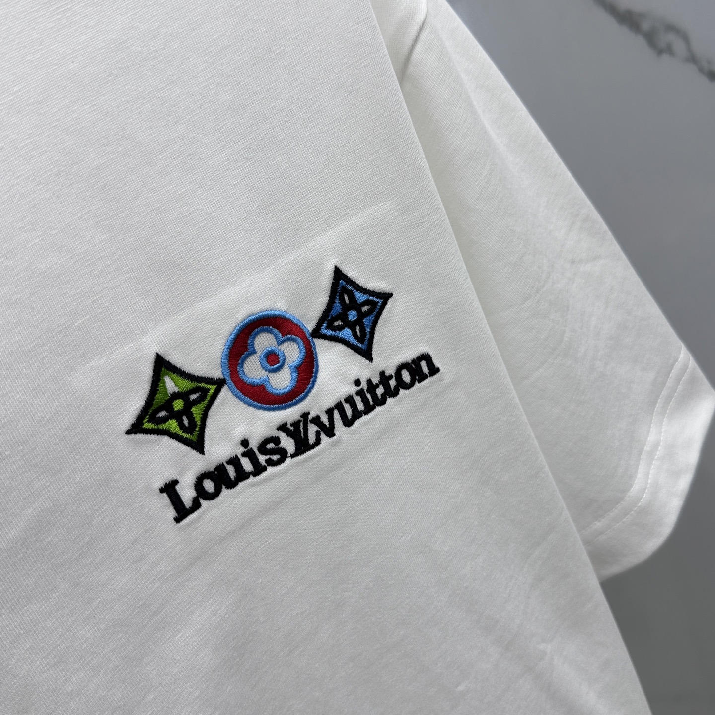 🆕LV路易威登 微阔 新款首发专柜最新款短袖圆领T恤 高端订制 设计前卫时尚！品牌logo重工艺设计 高