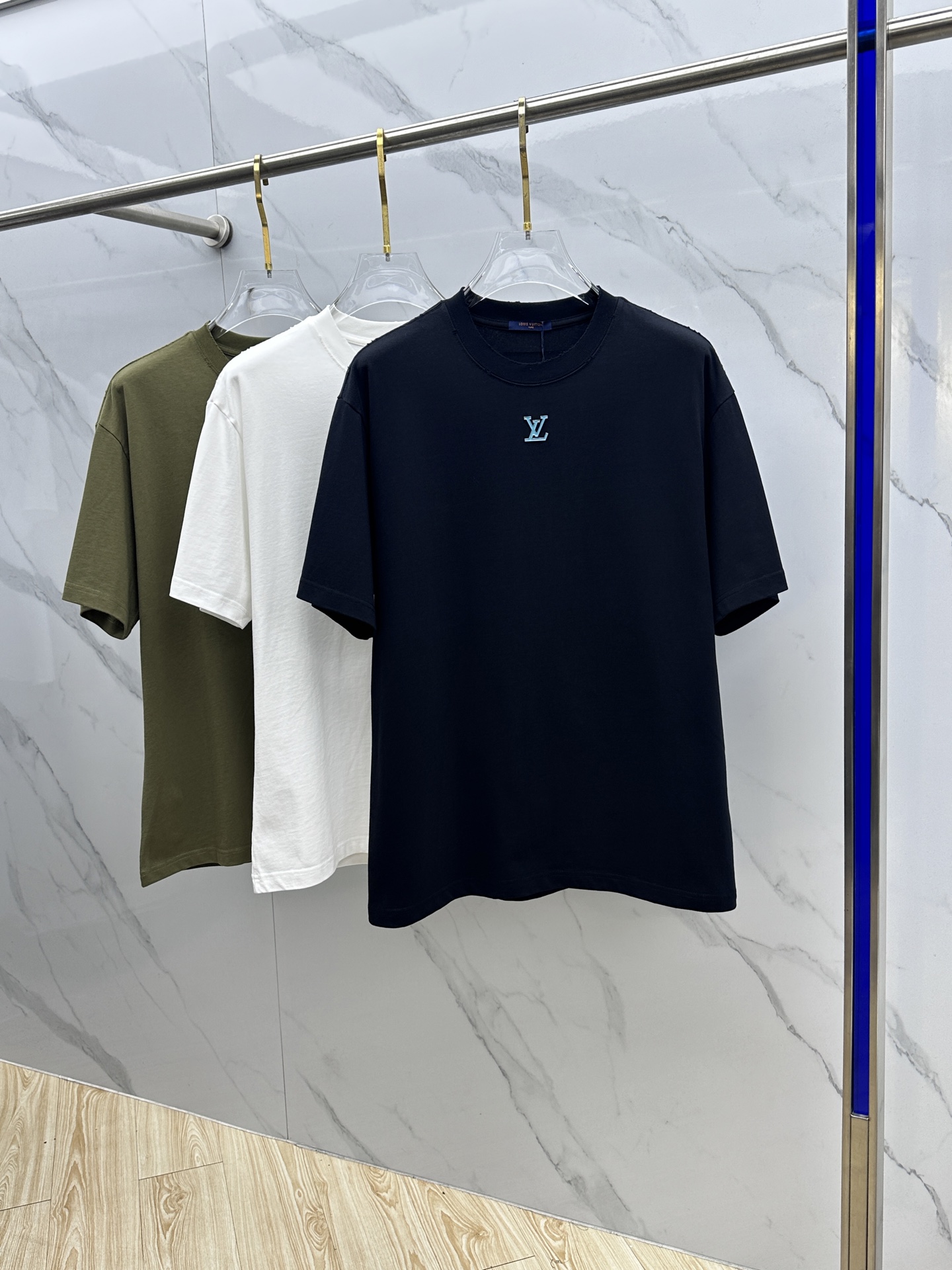 NO:654443,LV Louis Vuitton Wei Kuo new debut counter latest short-sleeved round neck T-shirt high-end custom design avant-garde fashion!  The brand logo is designed with heavy craftsmanship. High-end long-staple cotton fabric. Soft to the touch. Comfortable to wear. Counter-level exquisite stitching. Fine workmanship. The upper body effect is incomparably handsome!  A must-have item for a stylish man!  s15 original product, size S-XL,,louis vuitton,louis vuitton,T-shirt,tees,t-shirt,alexander wang19860909LV路易威登 微阔 新款首发专柜最新款短袖圆领T恤 高端订制 设计前卫时尚！品牌logo重工艺设计 高端长绒棉面料.手感柔软.穿着舒适.专柜级别精致车线.做工精细.上身效果无敌帅气！型男必备单品！s15原单出品 尺码S-XL,,louis vuitton,louis vuitton,T-shirt,tees，t-shirt,alexander wang,Men's clothing