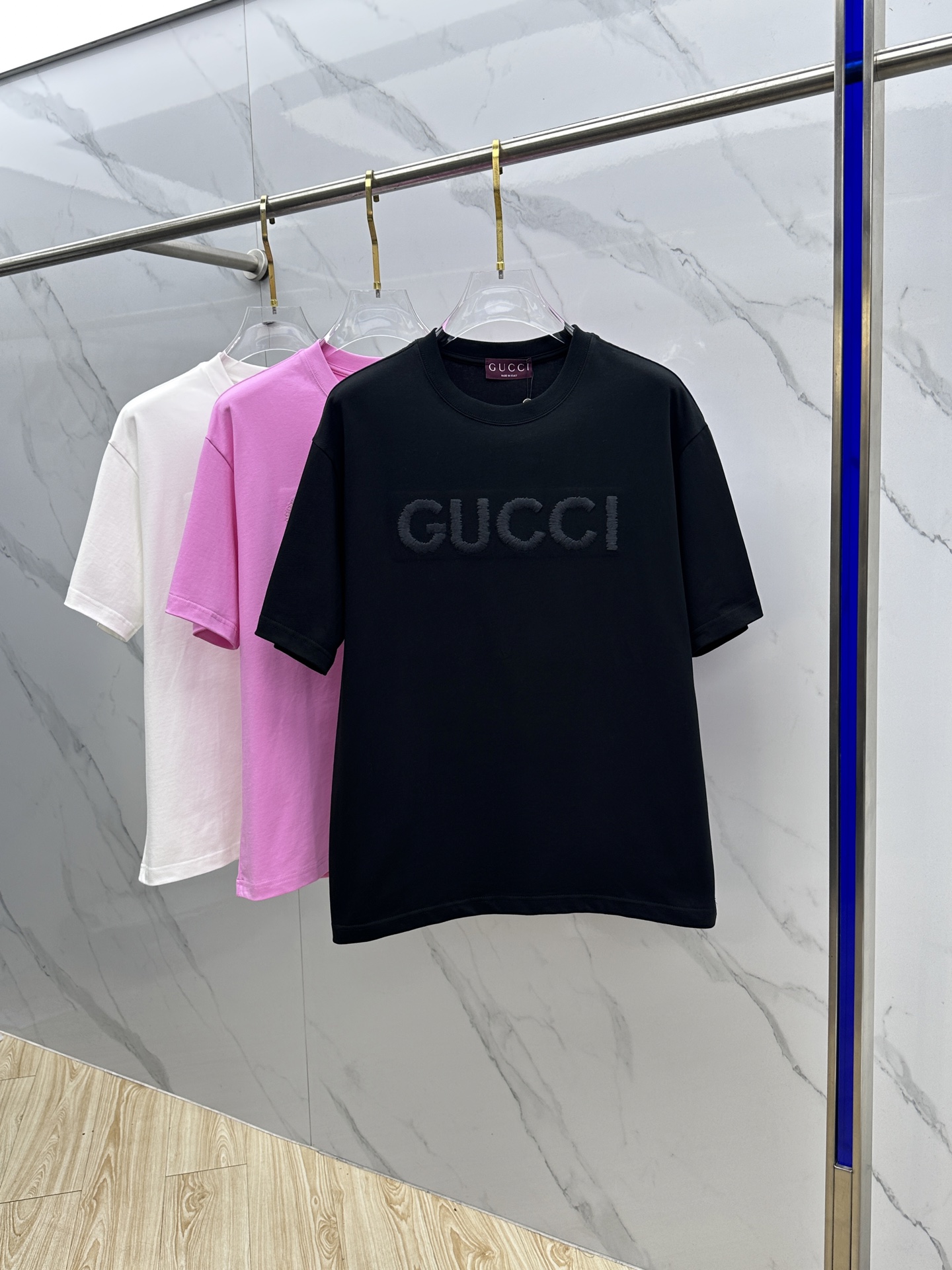 NO:654449,Gucci Gucci Weikuo new launch counter latest short-sleeved round neck T-shirt high-end custom design avant-garde fashion!  The brand logo is designed with heavy craftsmanship. High-end long-staple cotton fabric. Soft to the touch. Comfortable to wear. Counter-level exquisite stitching. Fine workmanship. The upper body effect is incomparably handsome!  A must-have item for a stylish man!  Original product from s15, sizes S-XL,,gucci,gucci,T-shirt,tees,t-shirt,alexander wang19860909Gucci古驰 微阔 新款首发专柜最新款短袖圆领T恤 高端订制 设计前卫时尚！品牌logo重工艺设计 高端长绒棉面料.手感柔软.穿着舒适.专柜级别精致车线.做工精细.上身效果无敌帅气！型男必备单品！s15原单出品 尺码S-XL,,gucci,gucci,T-shirt,tees，t-shirt,alexander wang,Men's clothing
