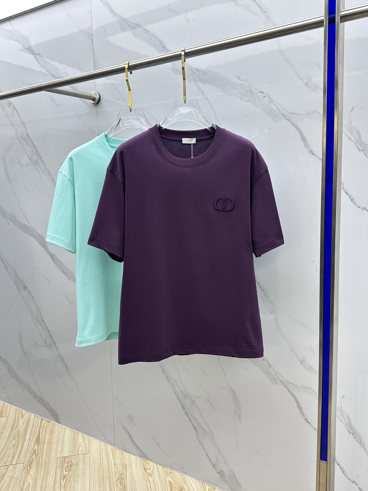 NO:654454,Dior Dior Weikuo's new debut counter, the latest short-sleeved round neck T-shirt, high-end custom design, avant-garde and fashionable!  The brand logo is designed with heavy craftsmanship. High-end long-staple cotton fabric. Soft to the touch. Comfortable to wear. Counter-level exquisite stitching. Fine workmanship. The upper body effect is incomparably handsome!  A must-have item for a stylish man!  Original product from s15, sizes S-XL,, dior, dior, T-shirt, tees, t-shirt, alexander wang19860909Dior迪奥 微阔 新款首发专柜最新款短袖圆领T恤 高端订制 设计前卫时尚！品牌logo重工艺设计 高端长绒棉面料.手感柔软.穿着舒适.专柜级别精致车线.做工精细.上身效果无敌帅气！型男必备单品！s15原单出品 尺码S-XL,,dior,dior,T-shirt,tees，t-shirt,alexander wang,Men's clothing