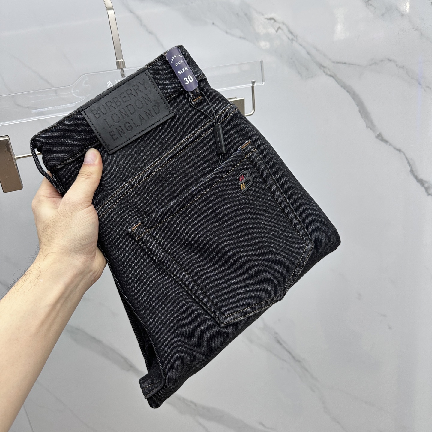 NO:654416,Burberry thickened velvet, high-end customization, the latest jeans for autumn and winter 2025. Thickened and velvet jeans are on sale at the same time at the counter. Original customized replica. Customer-supplied hardware accessories. Original quality. Imported solid color denim fabric. Heavy washing. Fine workmanship. Excellent upper body!  Preferred single product Ax original single product code number 30-38 no 37,,burberry,burberry,jeans,alexander wang19860909加绒Burberry巴宝莉加厚, 高端定制、2025秋冬最新款牛仔裤 加厚加绒柜台同步发售 原版定制复刻 客供五金辅料 原单品质 进口固色牛仔面料 重工洗水 做工走线精细 上身绝佳！优选单品 Ax原单出品 码数30-38无37,,burberry,burberry,jeans,alexander wang,Men's clothing