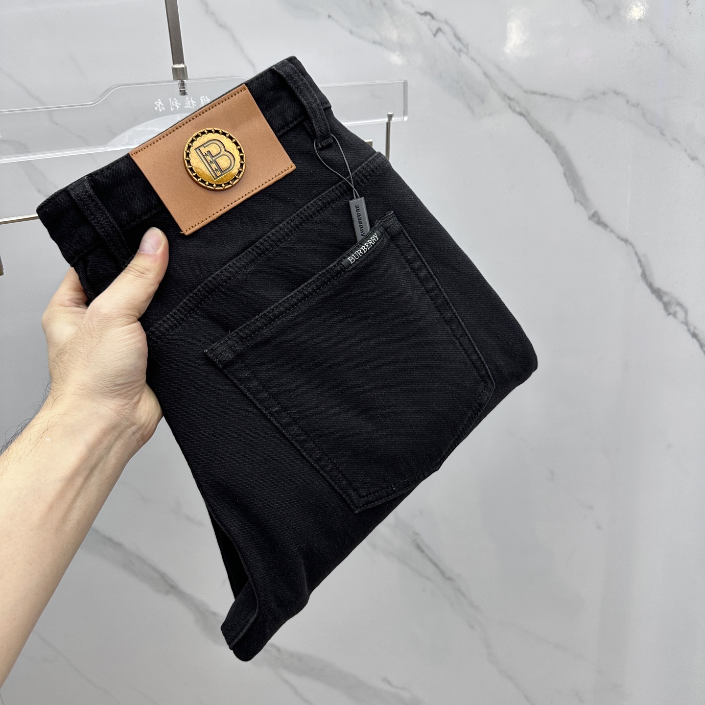 NO:654432,Burberry thickened velvet, high-end customization, the latest jeans for autumn and winter 2025. Thickened and velvet jeans are on sale at the same time at the counter. Original customized replica. Customer-supplied hardware accessories. Original quality. Imported solid color denim fabric. Heavy washing. Fine workmanship. Excellent upper body!  Preferred single product Ax original single product code number 30-38 no 37,,burberry,burberry,jeans,alexander wang19860909加绒Burberry巴宝莉加厚, 高端定制、2025秋冬最新款牛仔裤 加厚加绒柜台同步发售 原版定制复刻 客供五金辅料 原单品质 进口固色牛仔面料 重工洗水 做工走线精细 上身绝佳！优选单品 Ax原单出品 码数30-38无37,,burberry,burberry,jeans,alexander wang,Men's clothing