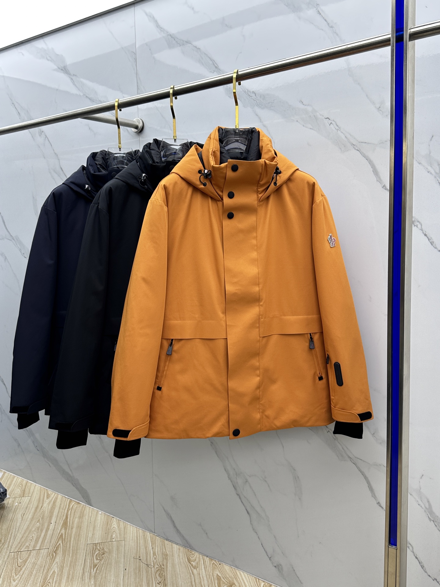 NO:654438,Moncler's autumn and winter classic ski series high-density nylon bonded waterproof down jacket, men's embroidered badge hooded stand-collar outdoor functional down jacket!  Trading company channels are rare and available on the official website simultaneously!  Men's winter outdoor quality down jacket is recommended. It is the pinnacle of the M family that is worth buying in recent years. It is a functional down jacket that is both beautiful and pragmatic. It is a down product that men cannot miss. This down jacket is made of Japan's top fabric TORAY company, developed for high-end outdoor lines. It is a new generation of super functional waterproof and breathable fabric (from the fabric supplier of the Chamber of Commerce). Toray Entrant high-performance elastic fabric allows you to move freely while maintaining elegance!  The microporous adhesive layer of this fabric can automatically expand as the body temperature increases, increasing the discharge speed of human movement vapor!  And this is also a material with advanced functions. It can maintain its original softness and elasticity at extremely low temperatures. The high-performance material allows the wearer to enjoy a perfect and comfortable skiing experience while receiving professional-level safety protection. Coupled with the ultra-high-density inner liner, it can not only effectively lock velvet, but is also sufficient to cope with extremely cold weather. It can be called the perfect combination of fashion and outdoor!  Filled with high-content 90 white goose down certified by DIST European standards, the fluff is fine and stemless, with excellent fluffiness, fullness and resilience. It instantly heats up and locks in the body to prevent body temperature loss. Even in harsh environments and climates, you will not feel a trace of chill!  Waterproof rubberized zippers, fixed waistband, hooded hem and windproof cuffs, etc., all details highlight its advanced outdoor functionality!  The style design is even more concise and elegant, the regular style is cut in a slightly loose fit, and the upper body is not bloated at all. In fact, the body is shown to be slim and fit!  Highly recommended to all men!  Color orange, navy blue, black Size 1-5 Size reference Size 1: Shoulder width 51 Bust 114 Sleeve length 63 Dress length 73 Size 2: Shoulder width 52 Bust 118 Sleeve length 64 Dress length 74 Size 3: Shoulder width 53 Bust 122 Sleeve length 65 Dress length 75 Size 4: Shoulder width 54 Bust 126 Sleeve length 66 Dress length 76  Size 5: shoulder width 55, bust 130, sleeve length 67, dress length 77,,Moncler,jackets & coats,jackets & coats,down jacket,hats,alexander wang19860909Moncler蒙口 秋冬经典滑雪系列高密度尼龙压胶防水羽绒服夹克,男士刺绣徽章连帽立领户外功能性羽绒服外套！贸易公司渠道稀出,同步官网发售！男士冬季户外精品羽绒夹克推荐,M家近些年最值得入手的巅峰之作,既有美感又是实用主义的功能性羽绒服,男士们最不可错过的羽绒佳品 该款羽绒服选用日本顶级面料TORAY公司为高端户外线开发,新一代超级功能类防水透气面料（来自商会的面料供应商）,Toray Entrant高性能弹力面料, 能让你在保持优雅的状态下活动自如！这种面料的微多孔粘合层,可随着人体温度的升高,粘合层微孔自动扩大,提高人体运动蒸汽的排出速度！并且这也是一种具有先进功能的材料,在极低的温度下,都能保持最初的柔软及弹性,高性能的材料使穿着者在得到专业级安全保护的同时,还能享受完美舒适的滑雪体验,再加上超高密度内胆,不但可以有效的做到锁绒,更足以应付极寒天气,堪称时装与户外的完美结合！ DIST欧标认证高含量90白鹅绒填充,绒毛细腻无梗,蓬松饱满度与回弹力都相当出色,着身瞬间聚温锁温防止体温流失,即便是再过恶劣的环境与气候下,也感受不到一丝寒意！ 防水压胶拉链、固定腰封、连帽下摆及袖口防风束口等等,所有细节都彰显出它高级的户外功能性！款式设计更是简洁大气,常规款微宽松版型裁剪,上身一点都不臃肿,实际上身展示反而是修身合体效果！强烈推荐给各位男士！ 颜色橘色、藏青色、黑色 尺码1-5码 尺寸参考 1码:肩宽51胸围114袖长63衣长73 2码:肩宽52胸围118袖长64衣长74 3码:肩宽53胸围122袖长65衣长75 4码:肩宽54胸围126袖长66衣长76 5码:肩宽55胸围130袖长67衣长77,,Moncler,jackets & coats,jackets & coats,down jacket,hats,alexander wang,Men's clothing