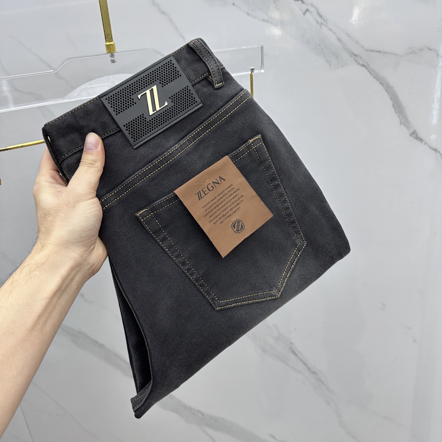 NO:683324,ZEGNA Zegna's high-end customization, the latest washed jeans for autumn and winter 2025, are available simultaneously at the counter. Original custom-made replicas. Customer-supplied hardware accessories. Original quality. Imported solid-color pure cotton fabric. Breathable and comfortable. Fine workmanship and routing. Excellent upper body!  Preferred item Produced by A11 Size 30-38 No 35.37,,zegna,jeans,19860909ZEGNA杰尼亚 高端定制、2025秋冬最新款洗水牛仔裤 柜台同步发售 原版定制复刻 客供五金辅料 原单品质 进口固色纯棉面料 透气舒适.做工走线精细 上身绝佳！优选单品 A11出品 码数30-38无35.37,,zegna,jeans,,Men's clothing