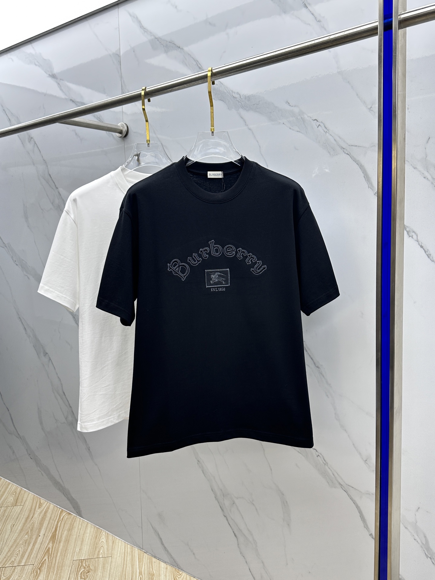 NO:661215,Burberry's new Wei Kuo latest short-sleeved round neck T-shirt at the first launch counter, high-end custom design, avant-garde and fashionable!  The brand logo is designed with heavy craftsmanship. High-end long-staple cotton fabric. Soft to the touch. Comfortable to wear. Counter-level exquisite stitching. Fine workmanship. The upper body effect is incomparably handsome!  A must-have item for a stylish man!  s15 original product, size S-XL,,burberry,burberry,T-shirt,tees,t-shirt, 19860909Burberry巴宝莉 微阔 新款首发专柜最新款短袖圆领T恤 高端订制 设计前卫时尚！品牌logo重工艺设计 高端长绒棉面料.手感柔软.穿着舒适.专柜级别精致车线.做工精细.上身效果无敌帅气！型男必备单品！s15原单出品 尺码S-XL,,burberry,burberry,T-shirt,tees，t-shirt, ,Men's clothing