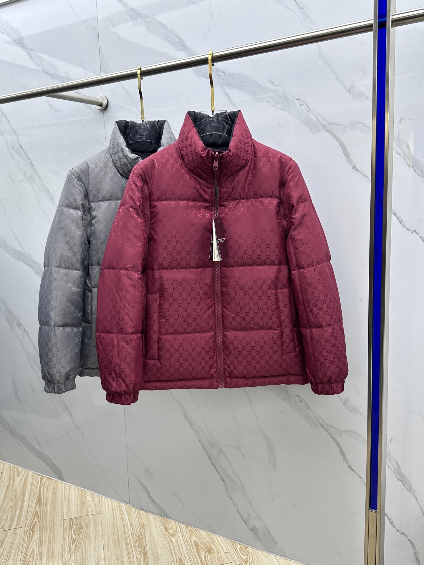 NO:661218,Gucci Gucci double-sided vest 2025ss new fashion casual down jacket for autumn and winter. Every detail shows high-end craftsmanship, and the structural tailoring design changes show men's diverse image changes. It is slim and neat, and tailored to meet the popular multi-layered wear. dx life versatile style. Size M-3XL,,gucci,gucci,jackets & coats,down jacket, 19860909Gucci古驰 双面 马甲 2025ss秋冬新款时尚休闲羽绒外套.处处细节显工艺足够的高级,结构性剪裁的设计改变来展现男士多样的形象变化,修身利落、剪裁合体,满足时下正流行的多层次穿搭,dx生活百搭款式 码数M-3XL,,gucci,gucci,jackets & coats,down jacket, ,Men's clothing