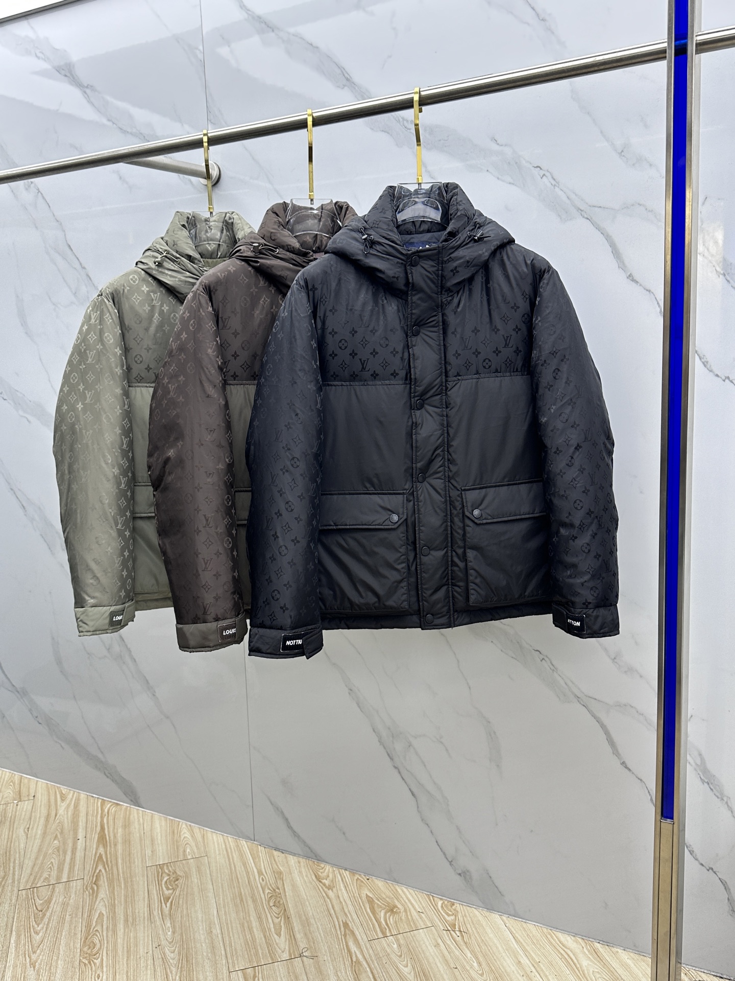 NO:661225,LV Louis Vuitton 2025ss new fashion casual hooded down jacket for autumn and winter. Every detail shows high-end craftsmanship, and the design changes of structural tailoring show the diverse image changes of men. It is slim and neat, and tailored to meet the popular multi-layered outfits. AL life versatile style. Size M-3XL,, louis vuitton, louis vuitton, jackets & coats, down jacket, hats,  19860909LV路易威登 2025ss秋冬新款时尚休闲连帽羽绒外套.处处细节显工艺足够的高级,结构性剪裁的设计改变来展现男士多样的形象变化,修身利落、剪裁合体,满足时下正流行的多层次穿搭,AL生活百搭款式 码数M-3XL,,louis vuitton,louis vuitton,jackets & coats,down jacket,hats, ,Men's clothing