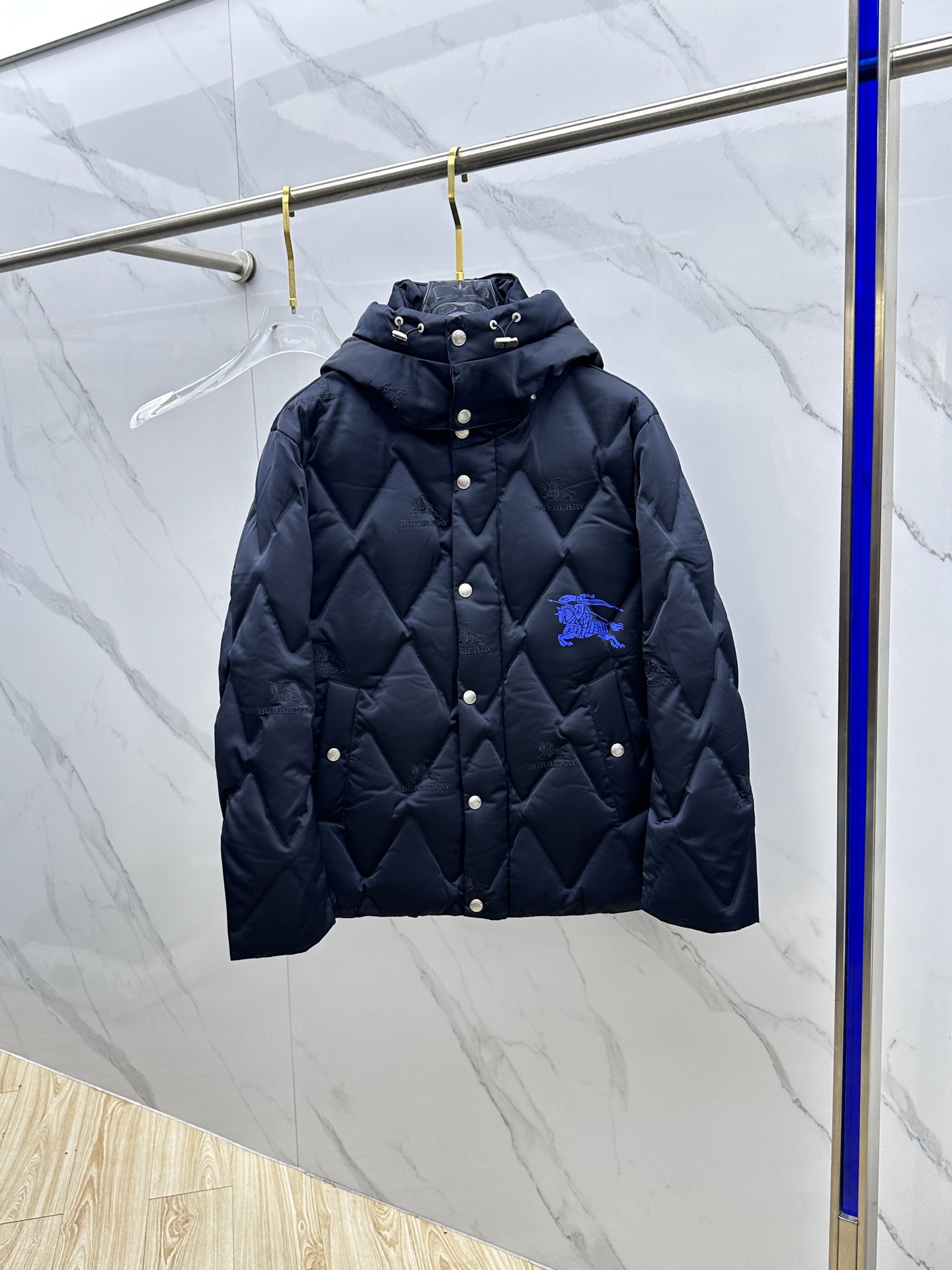 NO:661228,Burberry 2025ss new fashionable casual hooded down jacket for autumn and winter. (The hood is removable). Every detail shows high-end craftsmanship. The structural diamond grid design changes to show the diverse image changes of men. It is filled with 90# white duck down and is warm online. Slim and neat, tailored to meet the popular multi-layered wear. AL life versatile style. Size M-3XL (navy blue),, burberry, burberry, jackets &  coats,down jacket,hats, 19860909Burberry巴宝莉 2025ss秋冬新款时尚休闲连帽羽绒外套.（帽子可以拆卸）.处处细节显工艺足够的高级,结构性菱形格的设计改变来展现男士多样的形象变化,内填充90#白鸭绒,保暖在线.修身利落、剪裁合体,满足时下正流行的多层次穿搭,AL生活百搭款式 码数M-3XL（藏青）,,burberry,burberry,jackets & coats,down jacket,hats, ,Men's clothing