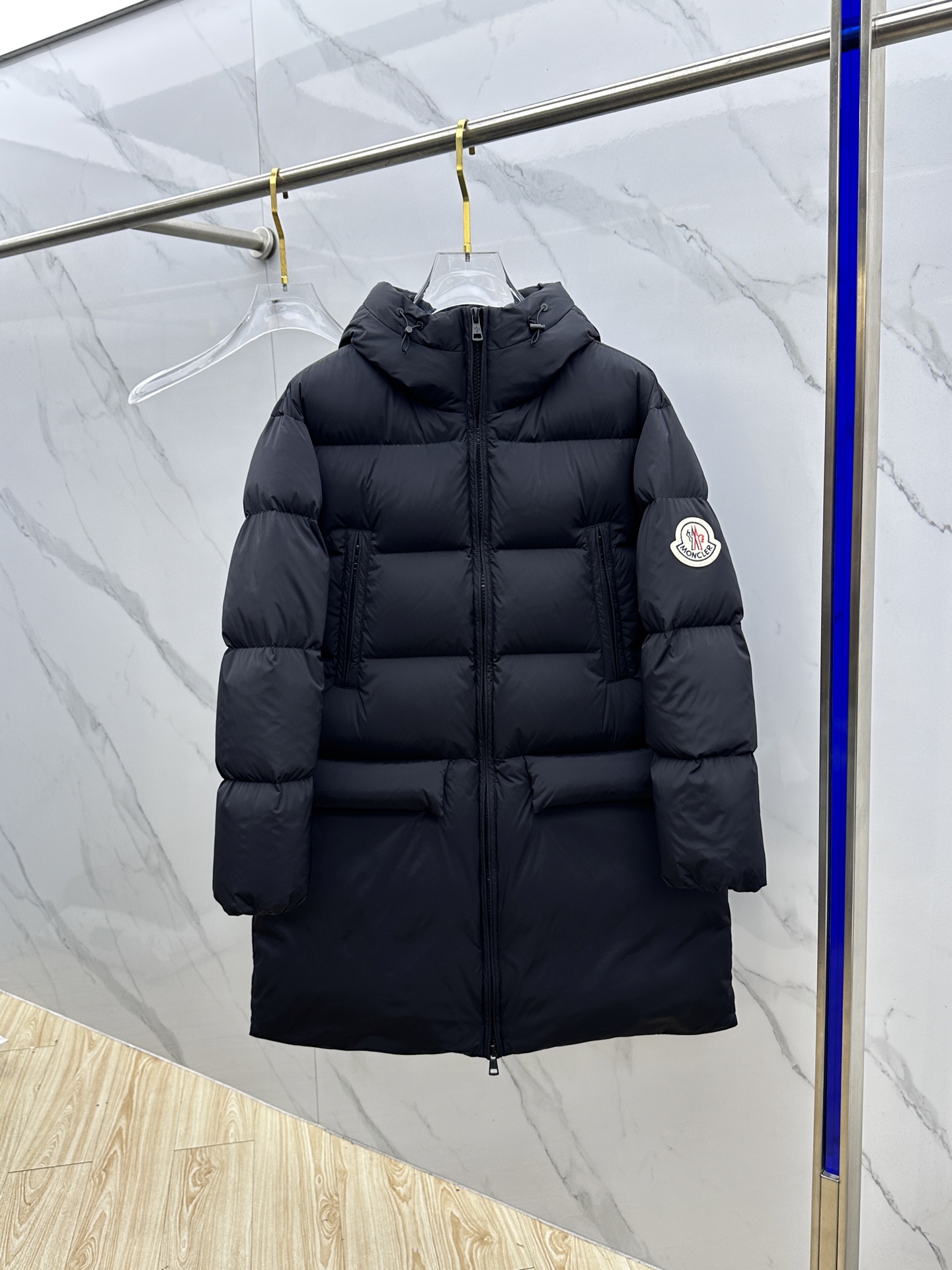 NO:681798,Moncler Mouth 2025 latest fashionable hooded down jacket mid-length down jacket, the top hot-selling down jacket in winter, 90# white duck down filling, every detail shows craftsmanship, enough advanced structural tailoring design changes to show men's diverse image changes, slim and neat, tailoring, to meet the current popular multi-layered wear, versatile style in life!  AL size 1. 2. 3. 4. 5,,Moncler,jackets & coats,down jacket,hats,19860909Moncler蒙口 2025最新款时尚连帽羽绒外套中长款羽绒服,冬季顶级爆款羽绒服,90#白鸭绒填充,处处细节显工艺足够的高级结构性剪裁的设计改变来展现男士多样的形象变化,修身利落、剪裁合体,满足时下正流行的多层次穿搭,生活百搭款式！AL 码数1. 2. 3. 4. 5,,Moncler,jackets & coats,down jacket,hats,,Men's clothing