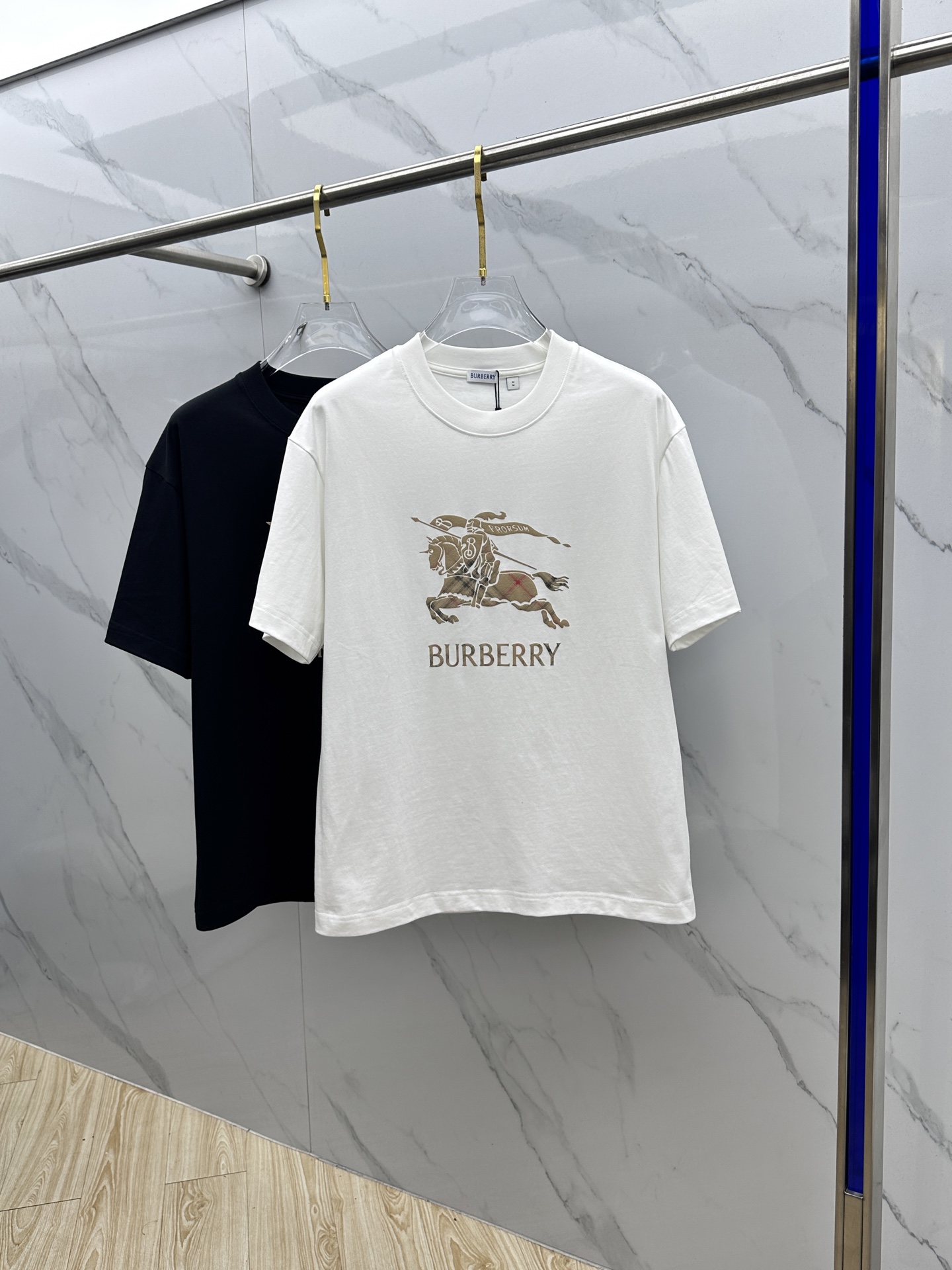 🆕Burberry巴宝莉 微阔 新款首发专柜最新款短袖圆领T恤 高端订制 设计前卫时尚！品牌logo重工
