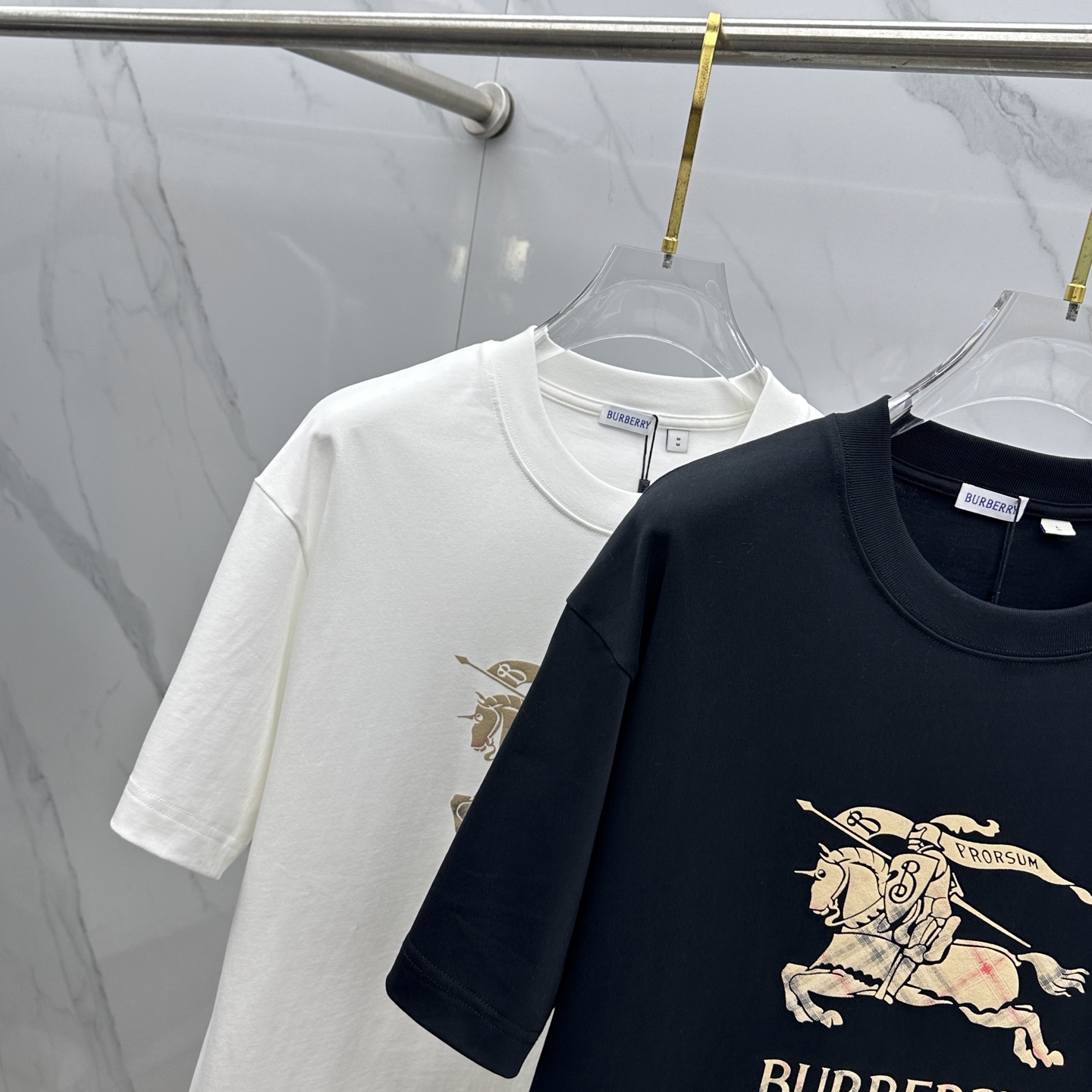 🆕Burberry巴宝莉 微阔 新款首发专柜最新款短袖圆领T恤 高端订制 设计前卫时尚！品牌logo重工