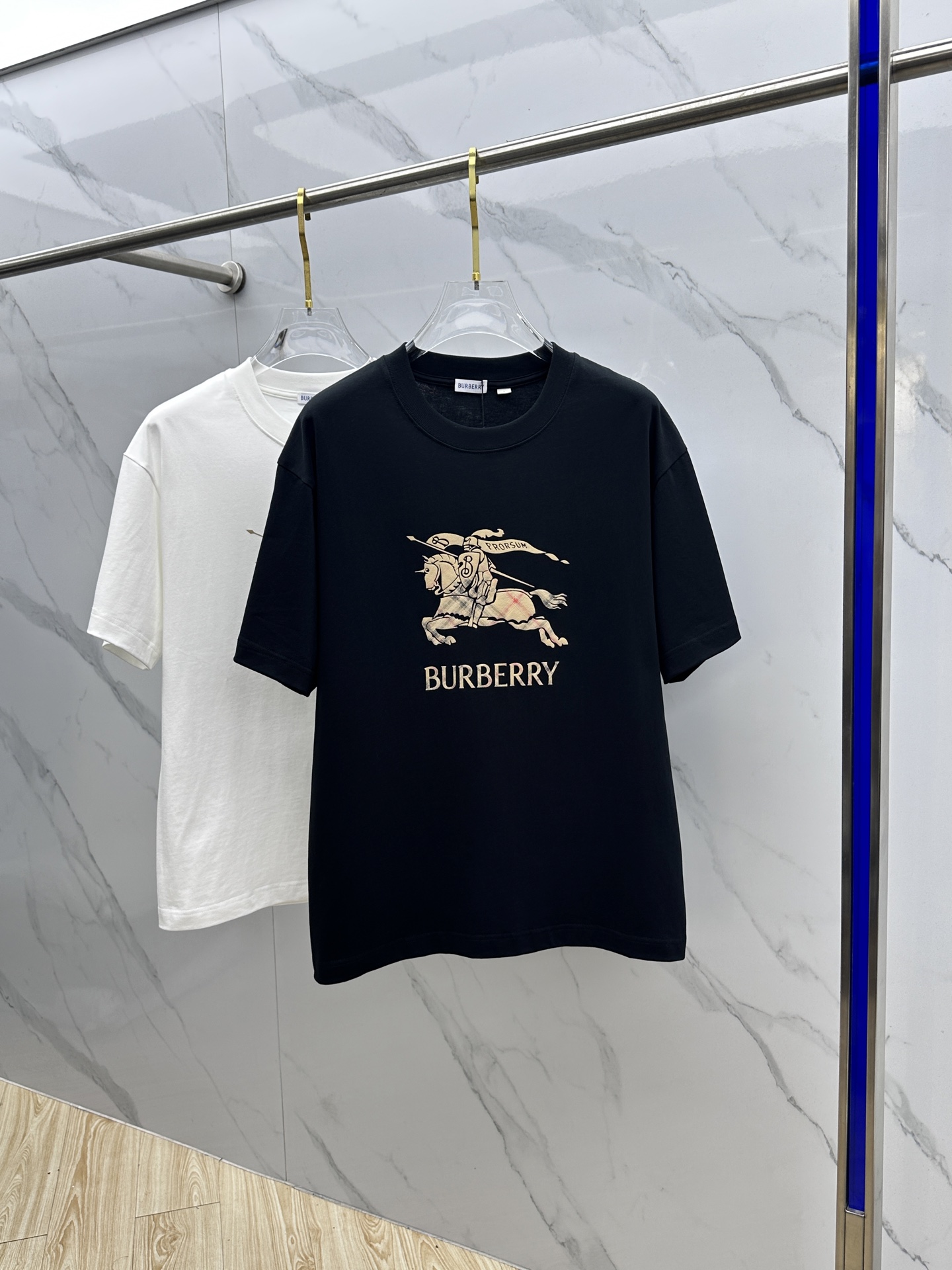 🆕Burberry巴宝莉 微阔 新款首发专柜最新款短袖圆领T恤 高端订制 设计前卫时尚！品牌logo重工