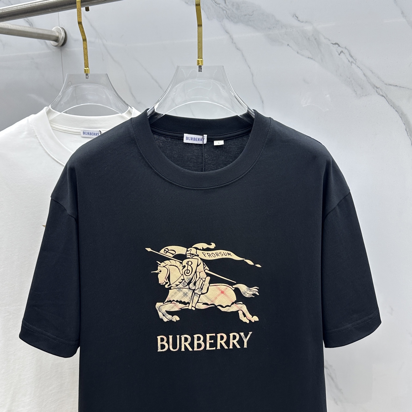 🆕Burberry巴宝莉 微阔 新款首发专柜最新款短袖圆领T恤 高端订制 设计前卫时尚！品牌logo重工