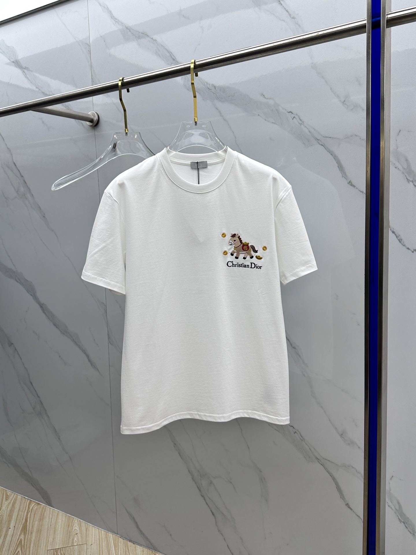 NO:746033,Dior Dior 2026 Spring and Summer New Year of the Horse Limited New Year Embroidered Short Sleeves Double Yarn Pure Cotton Fabric Pony Ingot Gold Coin Embroidery on the Chest Diversified Matching Prosperous Fortune and Prosperity. Fashion-forward Innovation Trend Collision of Retro and Modern Elements Extreme Violent Aesthetics. Fashion Matching Three Standards Complete Same Style for Men and Women A7 Sizes S-XL, dior, dior, T-shirt,19860909Dior迪奥 2026春夏新款马年限定贺岁款刺绣短袖 双纱纯棉面料 胸前小马元宝金币刺绣 多元化搭配 福旺财旺.时尚前沿的创新趋势 复古与现代化元素的碰撞 极端的暴力美学.时尚搭配 三标齐全 男女同款A7 尺码S-XL,,dior,dior,T-shirt,,Men's clothing