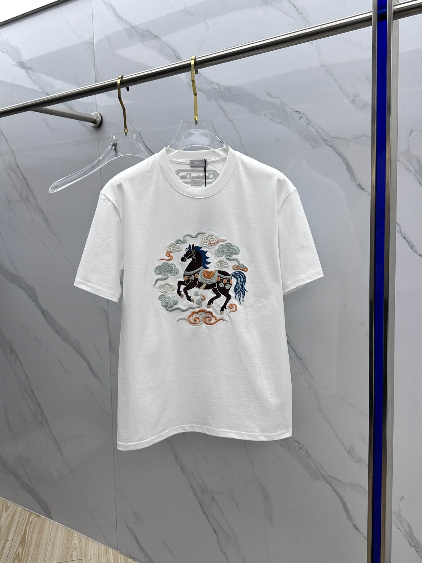 NO:746029,Dior Dior 2026 Spring and Summer New Year of the Horse Limited Edition Embroidered Short Sleeves Double yarn pure cotton fabric Horse auspicious cloud embroidery on the chest Diversified combination Prosperity and wealth, full of good meanings. Innovation trends at the forefront of fashion Collision of retro and modern elements Extreme violent aesthetics. Fashionable matching Complete three standards Same style for men and women A7 Sizes S-XL, dior, dior, T-shirt,19860909Dior迪奥 2026春夏新款马年限定贺岁款刺绣短袖 双纱纯棉面料 胸前骏马祥云刺绣 多元化搭配 福旺财旺,满满的好寓意.时尚前沿的创新趋势 复古与现代化元素的碰撞 极端的暴力美学.时尚搭配 三标齐全 男女同款A7 尺码S-XL,,dior,dior,T-shirt,,Men's clothing