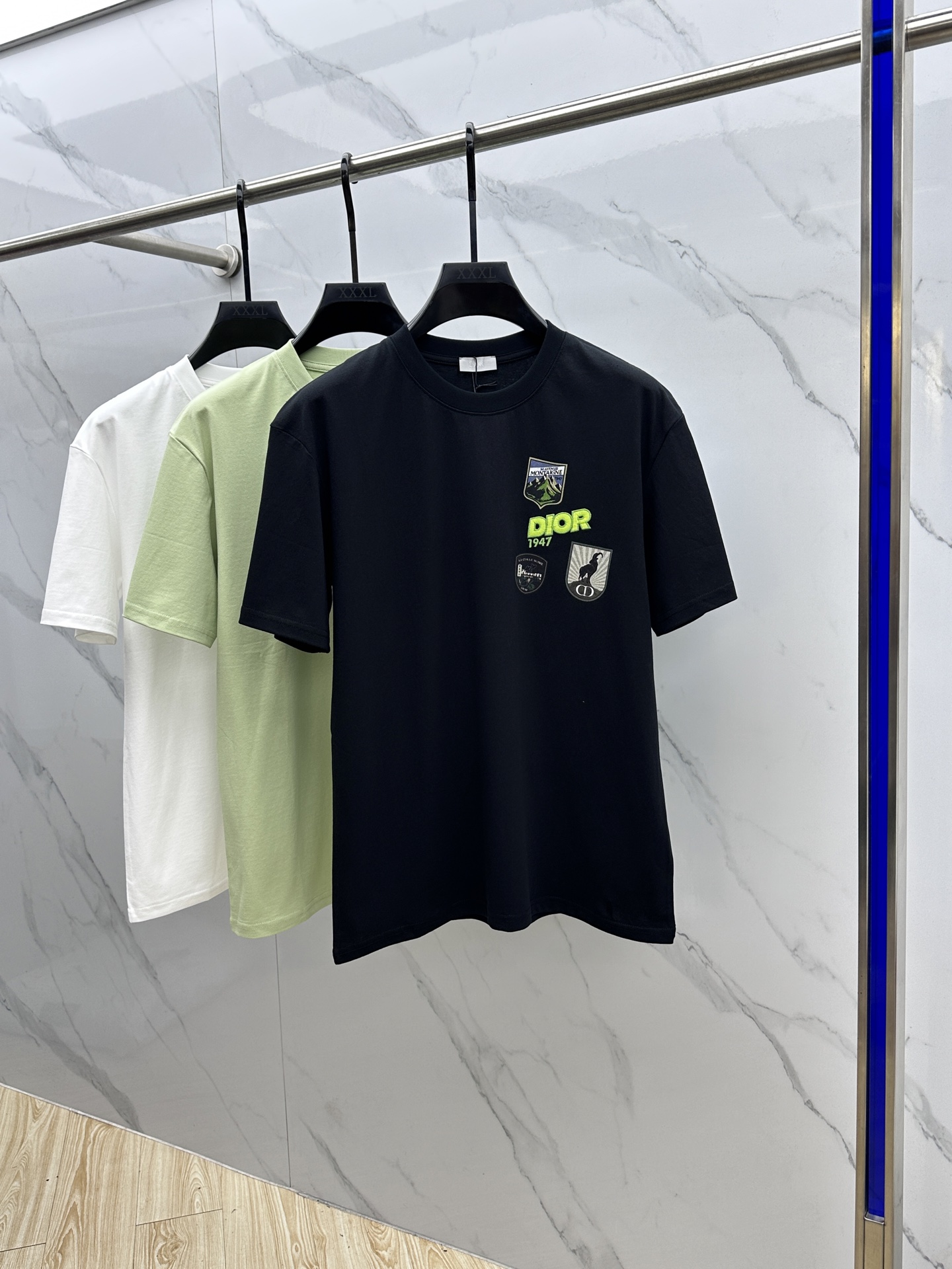 NO:746024,Dior Dior Mountain T-shirt 2026 spring series new short-sleeved, decorated with multi-color patches, showing the spirit of the mountain and the classic logo of Dior haute couture style inspired by the Dior archives. Carefully crafted with white cotton jersey fabric, round neck design, can be matched with the series to create a refined look. Dior Mountain embroidered patch, double yarn pure cotton fabric, complete with three standards, same style for men and women, A7, sizes S-XL,, dior, dior, T-shirt,19860909迪奥 Dior Mountain T 恤2026春季系列新品短袖,饰以多色补丁,展现高山精神和灵感源自 Dior 档案的 Dior 高订风格经典标识.采用白色棉质平纹针织面料精心制作,圆领设计,可与该系列的搭配,打造精致的造型. Dior Mountain 刺绣补丁 双纱纯棉面料 三标齐全 男女同款A7 尺码S-XL,,dior,dior,T-shirt,,Men's clothing