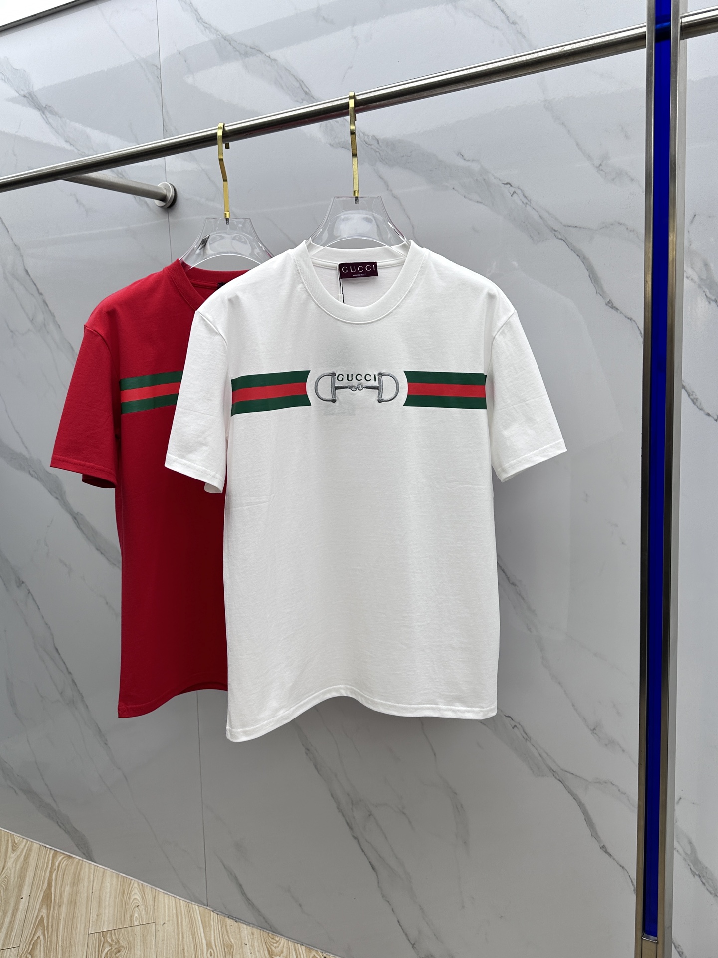 NO:746014,GUCCI 2026 Spring and Summer New Year of the Horse Limited Edition Horse Wedge Lock Button Embroidery Printed Short Sleeves Double yarn pure cotton fabric Red and green ribbon printing on the chest Diversified matching is the innovative trend at the forefront of fashion. The collision of retro and modern elements Extreme violent aesthetics. Fashionable matching Complete three standards Same style for men and women A7 Sizes S-XL, gucci, gucci, T-shirt,19860909GUCCI古驰 2026春夏新款马年限定马楔锁扣刺绣印花短袖 双纱纯棉面料 胸前刺绣红绿色带印花 多元化搭配 是眼下时尚前沿的创新趋势 复古与现代化元素的碰撞 极端的暴力美学.时尚搭配 三标齐全 男女同款A7 尺码S-XL,,gucci,gucci,T-shirt,,Men's clothing