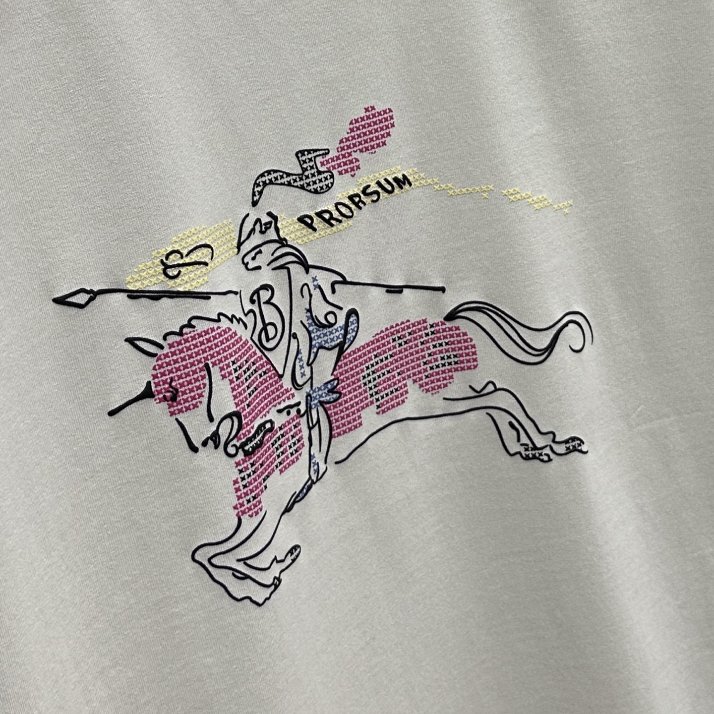 NO:733456,Burberry 2026 Spring and Summer New Equestrian Badge Printed Short Sleeves Double yarn pure cotton fabric Equestrian badge printing on the chest Diversified matching is the innovative trend at the forefront of fashion. The collision of retro and modern elements Extreme violent aesthetics. Fashionable matching Complete three standards Same style for men and women A7 Sizes S-XL, burberry, burberry, T-shirt,19860909Burberry巴宝莉 2026春夏新款马术徽章印花短袖 双纱纯棉面料 胸前形象马术徽章印花 多元化搭配 是眼下时尚前沿的创新趋势 复古与现代化元素的碰撞 极端的暴力美学.时尚搭配 三标齐全 男女同款A7 尺码S-XL,,burberry,burberry,T-shirt,,Men's clothing