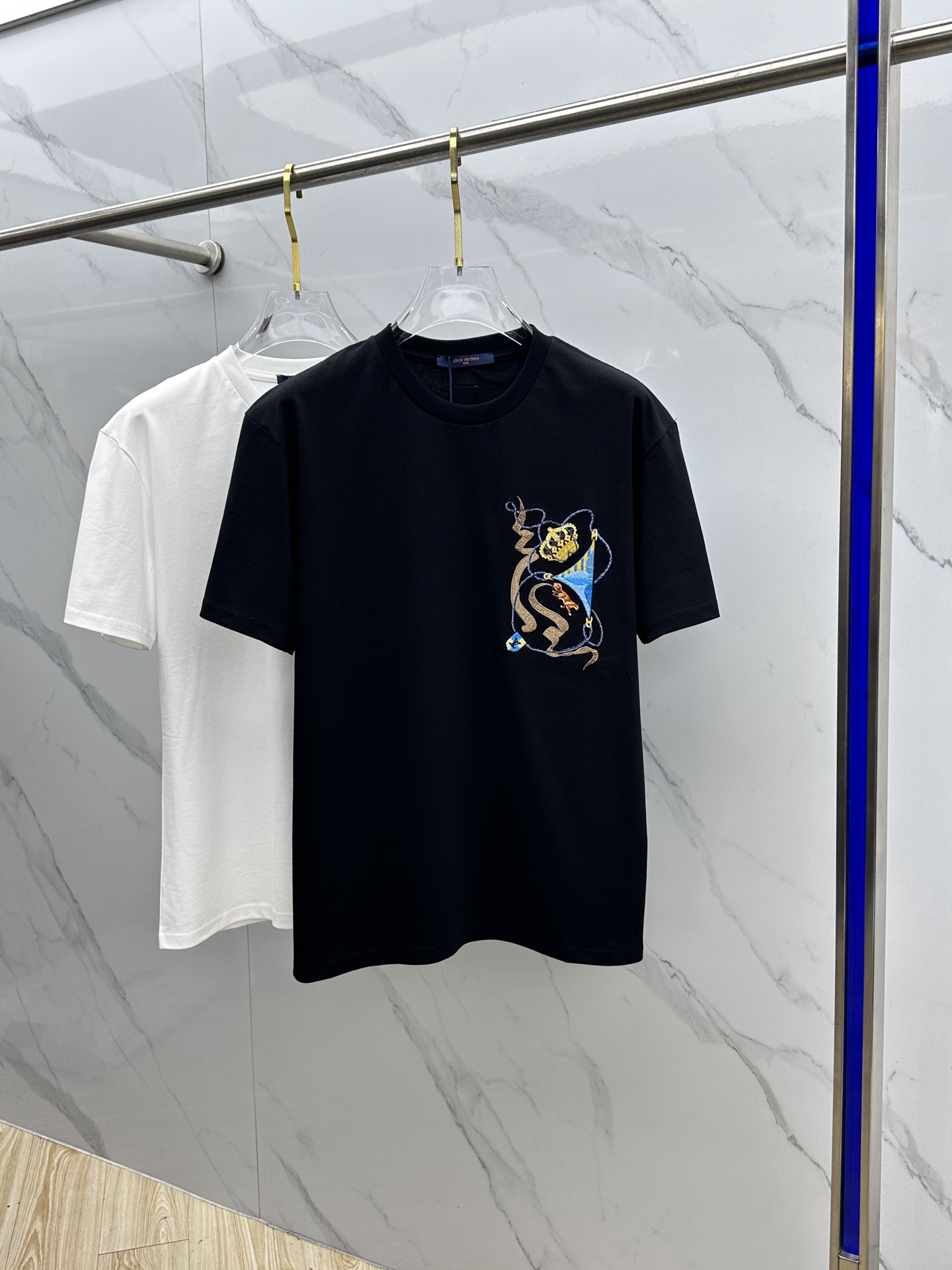 NO:746019,LV Louis Vuitton 2026 spring and summer new embroidered logo short sleeves, double yarn pure cotton fabric, fox crown logo embroidery on the chest, diversified matching is the current innovative trend at the forefront of fashion, collision of retro and modern elements, extreme violent aesthetics. Fashionable matching, complete three standards, same style for men and women, A7, sizes S-XL, louis vuitton, louis vuitton, T-shirt,19860909LV路易威登 2026春夏新款刺绣徽标短袖 双纱纯棉面料 胸前灵狐皇冠徽标刺绣 多元化搭配 是眼下时尚前沿的创新趋势 复古与现代化元素的碰撞 极端的暴力美学.时尚搭配 三标齐全 男女同款A7 尺码S-XL,,louis vuitton,louis vuitton,T-shirt,,Men's clothing