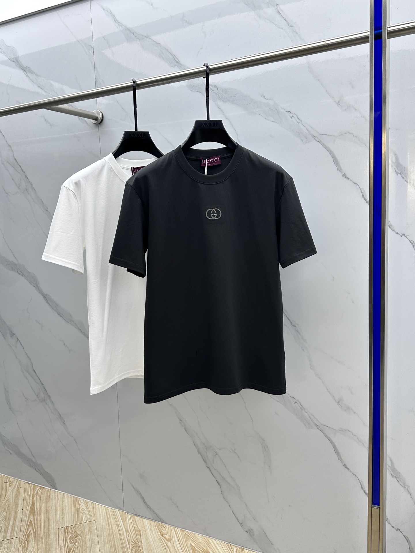 NO:681794,GUCCI Gucci 2026 spring and summer new style simple double G embroidered logo short sleeves. Double yarn pure cotton fabric. Chest embroidery. Diversified matching is the innovative trend at the forefront of fashion. The collision of retro and modern elements. Extreme violent aesthetics. Fashion matching. Complete three standards. Same style for men and women. A7. Sizes S-XL, gucci, gucci, T-shirt,19860909GUCCI古驰 2026春夏新款简约双G刺绣logo短袖 双纱纯棉面料 胸前刺绣 多元化搭配 是眼下时尚前沿的创新趋势 复古与现代化元素的碰撞 极端的暴力美学.时尚搭配 三标齐全 男女同款A7 尺码S-XL,,gucci,gucci,T-shirt,,Men's clothing