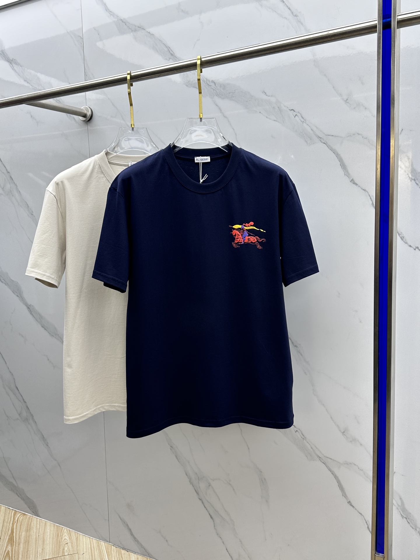 NO:681796,Burberry 2026 spring and summer new style simple logo printed short sleeves, double yarn pure cotton fabric, equestrian badge printing on the chest, diversified matching is the innovative trend at the forefront of fashion at the moment, collision of retro and modern elements, extreme violent aesthetics. Fashionable matching, complete three standards, same style for men and women, A7, sizes S-XL,, burberry, burberry, T-shirt,19860909Burberry巴宝莉 2026春夏新款简约logo印花短袖 双纱纯棉面料 胸前马术徽章印花 多元化搭配 是眼下时尚前沿的创新趋势 复古与现代化元素的碰撞 极端的暴力美学.时尚搭配 三标齐全 男女同款A7 尺码S-XL,,burberry,burberry,T-shirt,,Men's clothing