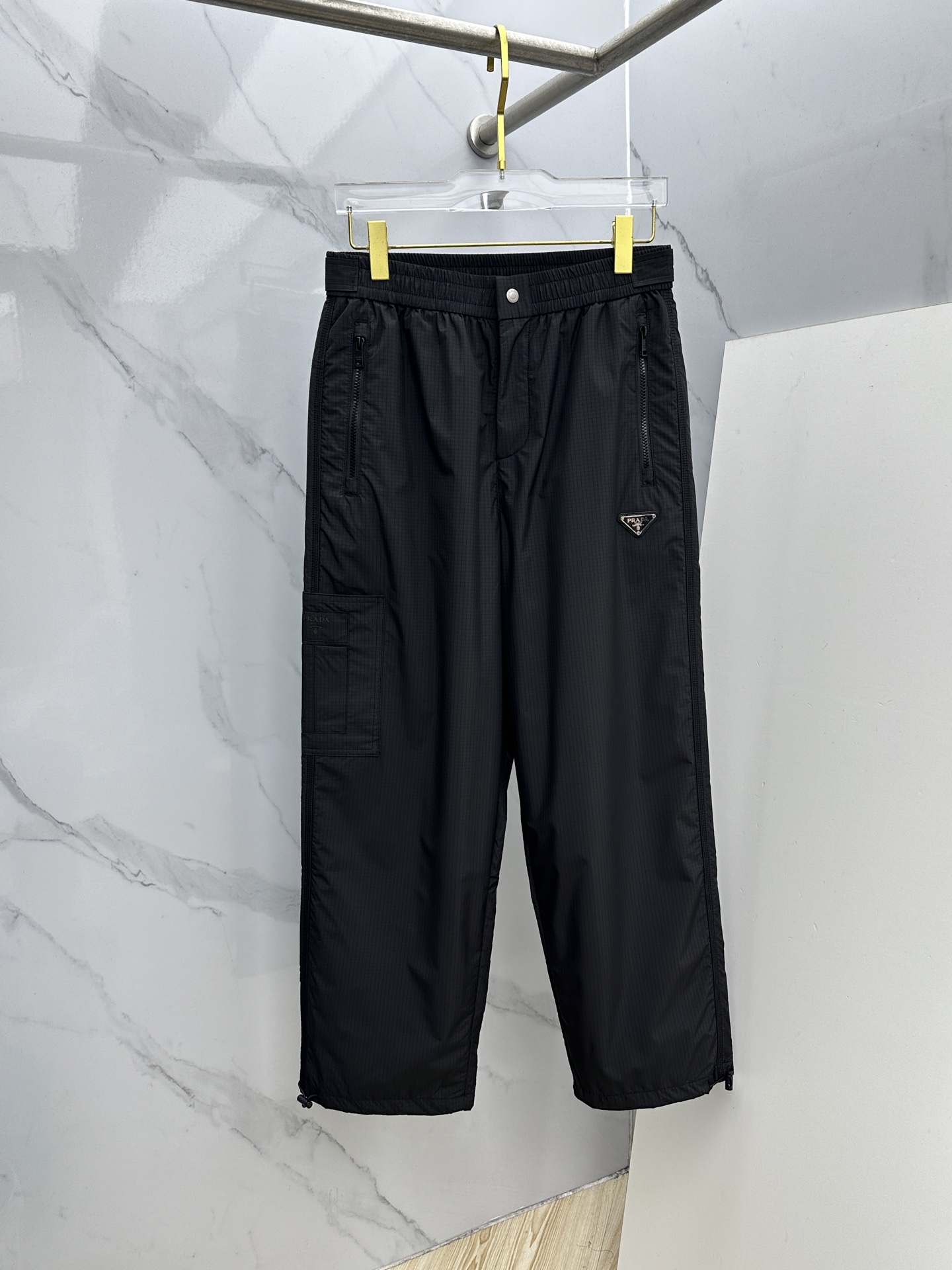 🆕PRADA普拉达 25年秋冬新款休闲裤 时尚设计独家单品，奢华经典品牌设计，定制进口高端五金辅料制作，