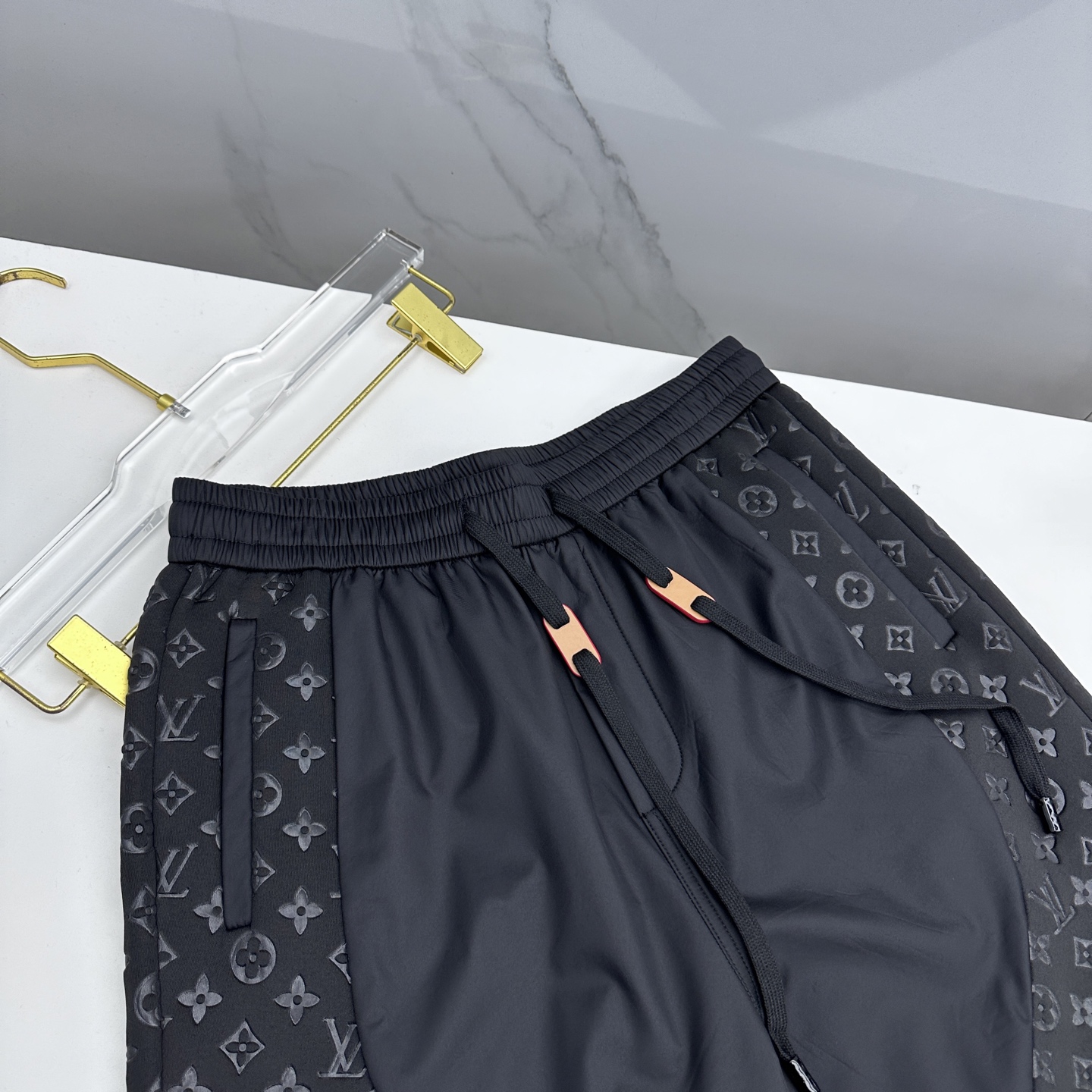 🆕LV路易威登 25年秋冬新款休闲裤凹凸印花拼接，时尚设计独家单品，奢华经典品牌设计，定制进口高端五金辅