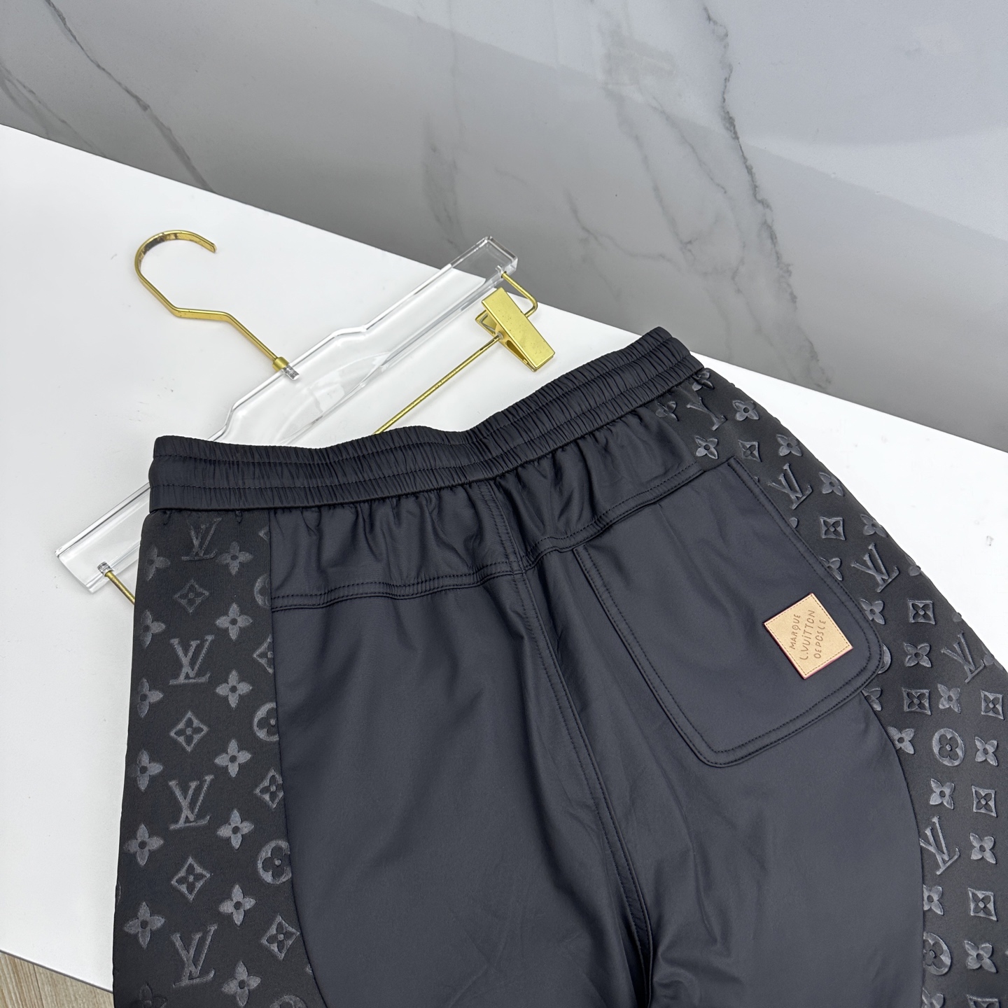 🆕LV路易威登 25年秋冬新款休闲裤凹凸印花拼接，时尚设计独家单品，奢华经典品牌设计，定制进口高端五金辅