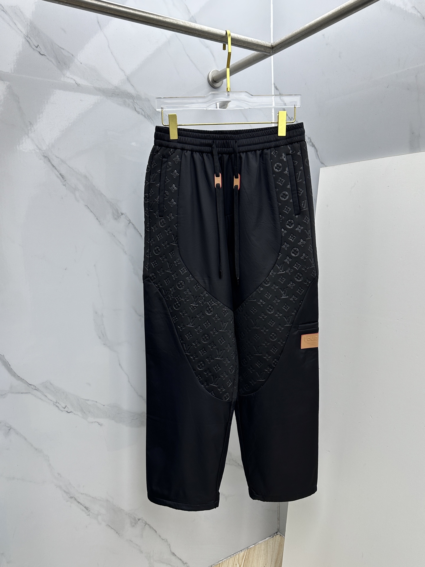 🆕LV路易威登 25年秋冬新款休闲裤凹凸印花拼接，时尚设计独家单品，奢华经典品牌设计，定制进口高端五金辅