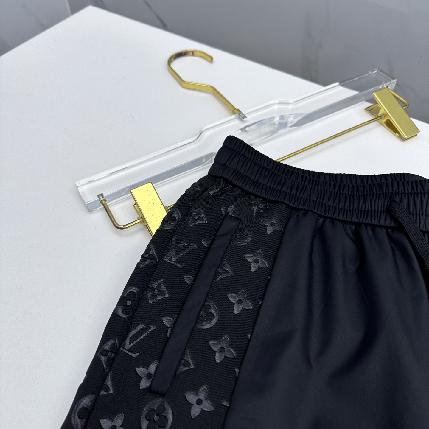 🆕LV路易威登 25年秋冬新款休闲裤凹凸印花拼接，时尚设计独家单品，奢华经典品牌设计，定制进口高端五金辅