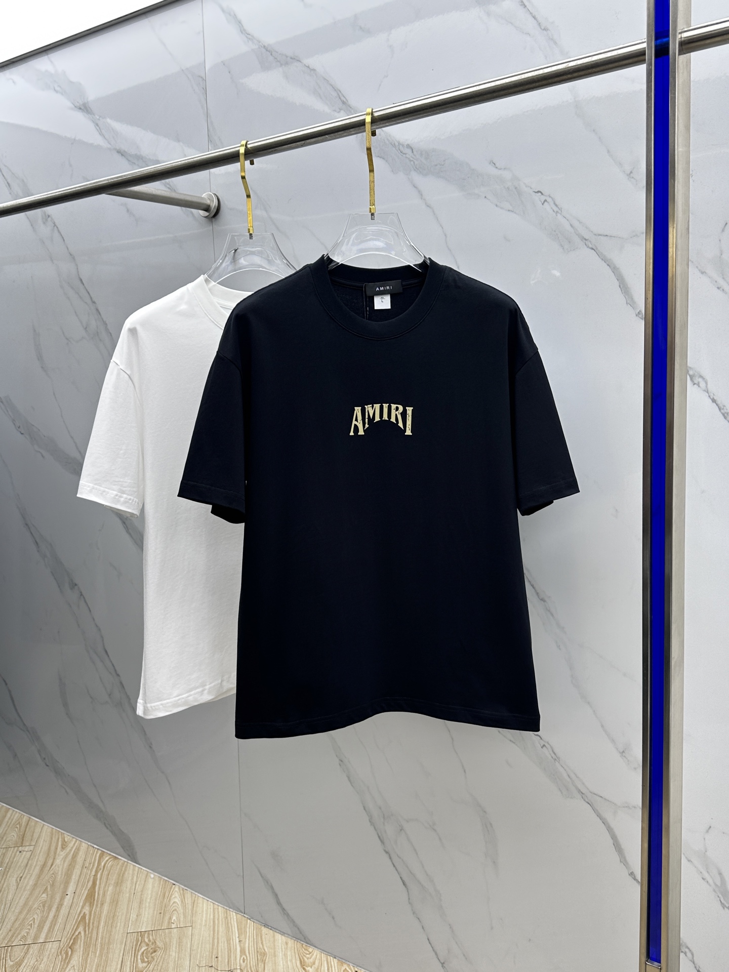 NO:681771,AMIRI 2026 spring and summer new style simple letter printed short sleeves, double yarn pure cotton fabric, diversified matching, which is the innovative trend at the forefront of fashion. The collision of retro and modern elements, extreme violent aesthetics. Fashionable matching, complete three standards, same style for men and women, A33, sizes M-3XL, amiri, T-shirt,19860909AMIRI 2026春夏新款简约字母印花短袖 双纱纯棉面料 多元化搭配 是眼下时尚前沿的创新趋势 复古与现代化元素的碰撞 极端的暴力美学.时尚搭配 三标齐全 男女同款A33 尺码M-3XL,,amiri,T-shirt,,Men's clothing