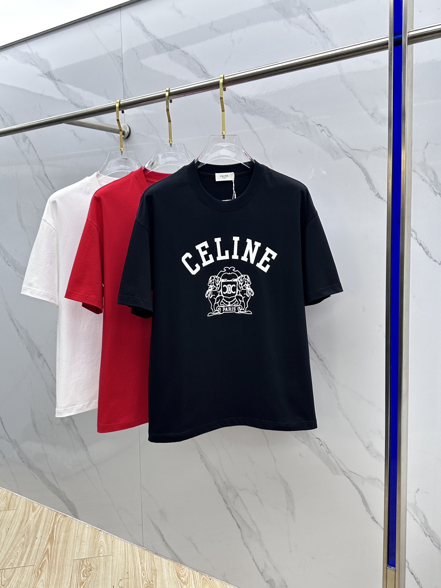 NO:681776,Celine 2026 spring and summer new style simple letter printed short-sleeved double-yarn pure cotton fabric. Diversified matching is the innovative trend at the forefront of fashion. The collision of retro and modern elements. Extreme violent aesthetics. Fashionable matching. Complete three standards. Same style for men and women. A33. Size M-3XL,,celine,T-shirt,19860909Celine塞林 2026春夏新款简约字母印花短袖 双纱纯棉面料 多元化搭配 是眼下时尚前沿的创新趋势 复古与现代化元素的碰撞 极端的暴力美学.时尚搭配 三标齐全 男女同款A33 尺码M-3XL,,celine,T-shirt,,Men's clothing