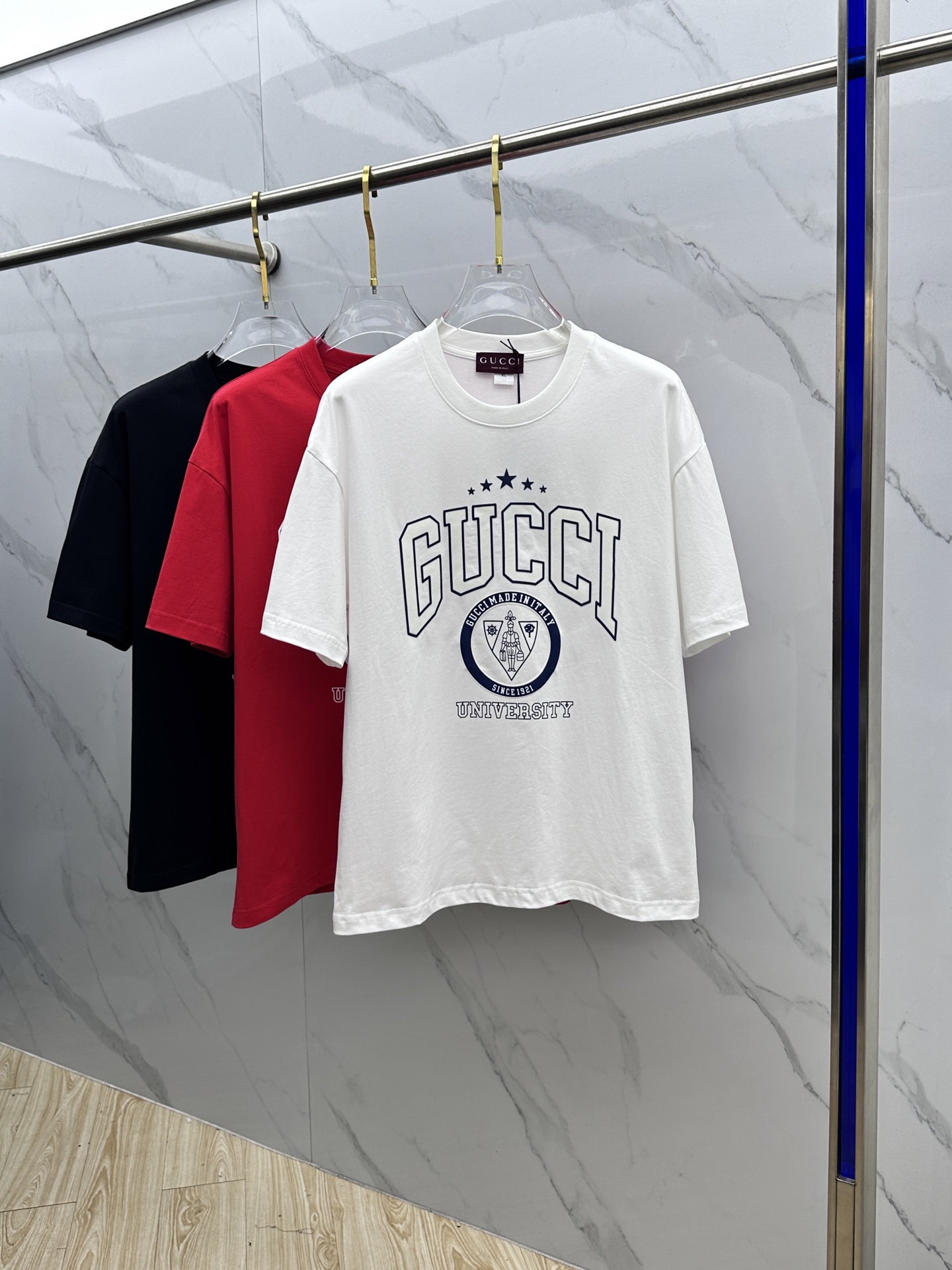 NO:681778,Gucci 2026 spring and summer new style simple letter printed short-sleeved double yarn pure cotton fabric. Diversified matching is the current innovative trend at the forefront of fashion. The collision of retro and modern elements. Extreme violent aesthetics. Fashionable matching. Complete three standards. Same style for men and women. A33. Sizes M-3XL,,gucci,gucci,T-shirt,19860909Gucci古驰 2026春夏新款简约字母印花短袖 双纱纯棉面料 多元化搭配 是眼下时尚前沿的创新趋势 复古与现代化元素的碰撞 极端的暴力美学.时尚搭配 三标齐全 男女同款A33 尺码M-3XL,,gucci,gucci,T-shirt,,Men's clothing