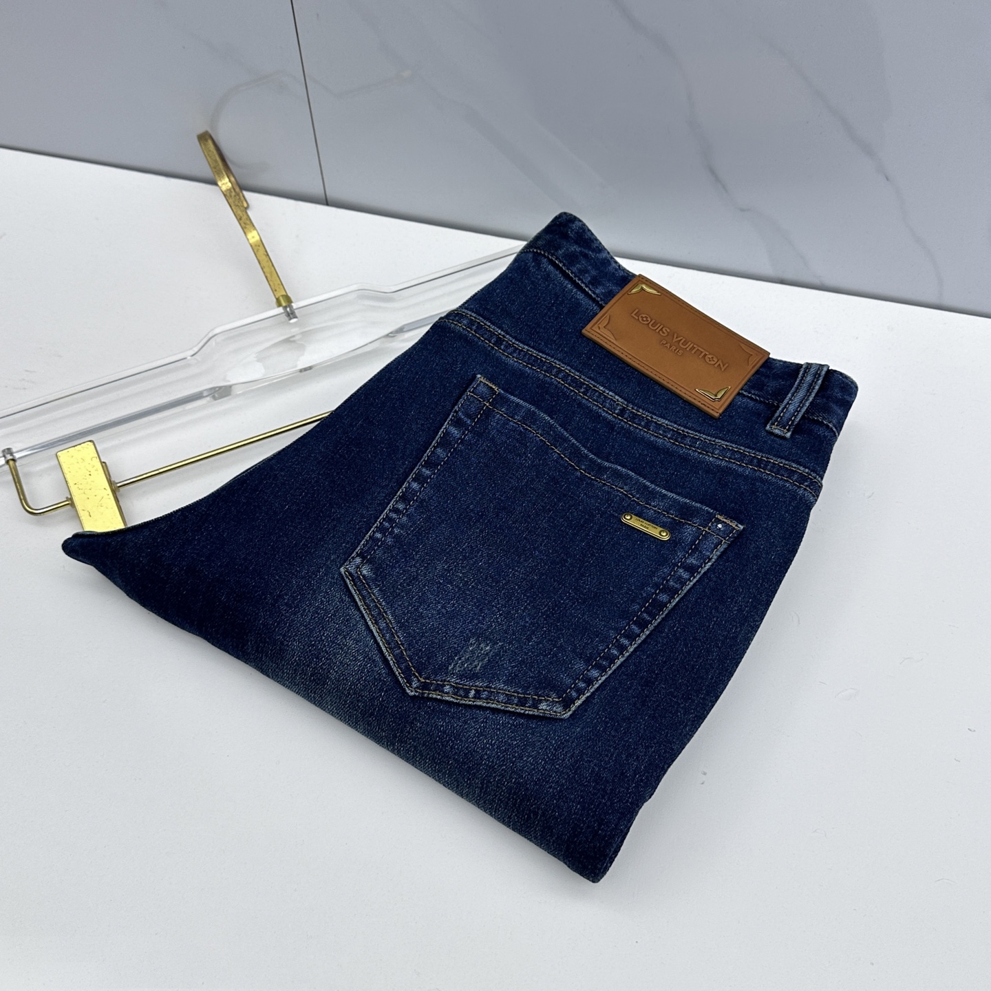 NO:683273,1V Louis Vuitton men's clothing series is an existence that cannot be copied and replaced in the fashion circle, and represents a typical Italian brand.  The craftsmanship, quality and tailoring design are all top-notch, classic and fashionable high-end denim blue, tough and capable lines, in line with men's favorite tones, very pure saturation gray, just the right washing process, and a retro accent. Partial use of sewing and scraping techniques to enrich the details, quite personalized color, highlights the uninhibited and wild side of denim, and also demonstrates its own craftsmanship charm, with a strong sense of quality!  A11 size 30-3835.37,,louis vuitton,198609091V路易威登 男装系列属于时装圈无法复制和取代的存在,代表着意式典型的品牌 工艺、品质及剪裁设计都堪称一流,经典时尚高级丹宁蓝,硬朗干练的线条,符合男性最为心头好的色调,非常纯粹的饱和度灰,恰到好处的水洗工艺,复古的腔调特别足,局部运用缝补与刮烂工艺来丰富细节,颇具个性色彩,凸显了丹宁不羁与野性的一面,亦彰显了本身的工艺魅力,品质感极强！A11 尺码30-3835.37,,louis vuitton,,Men's clothing