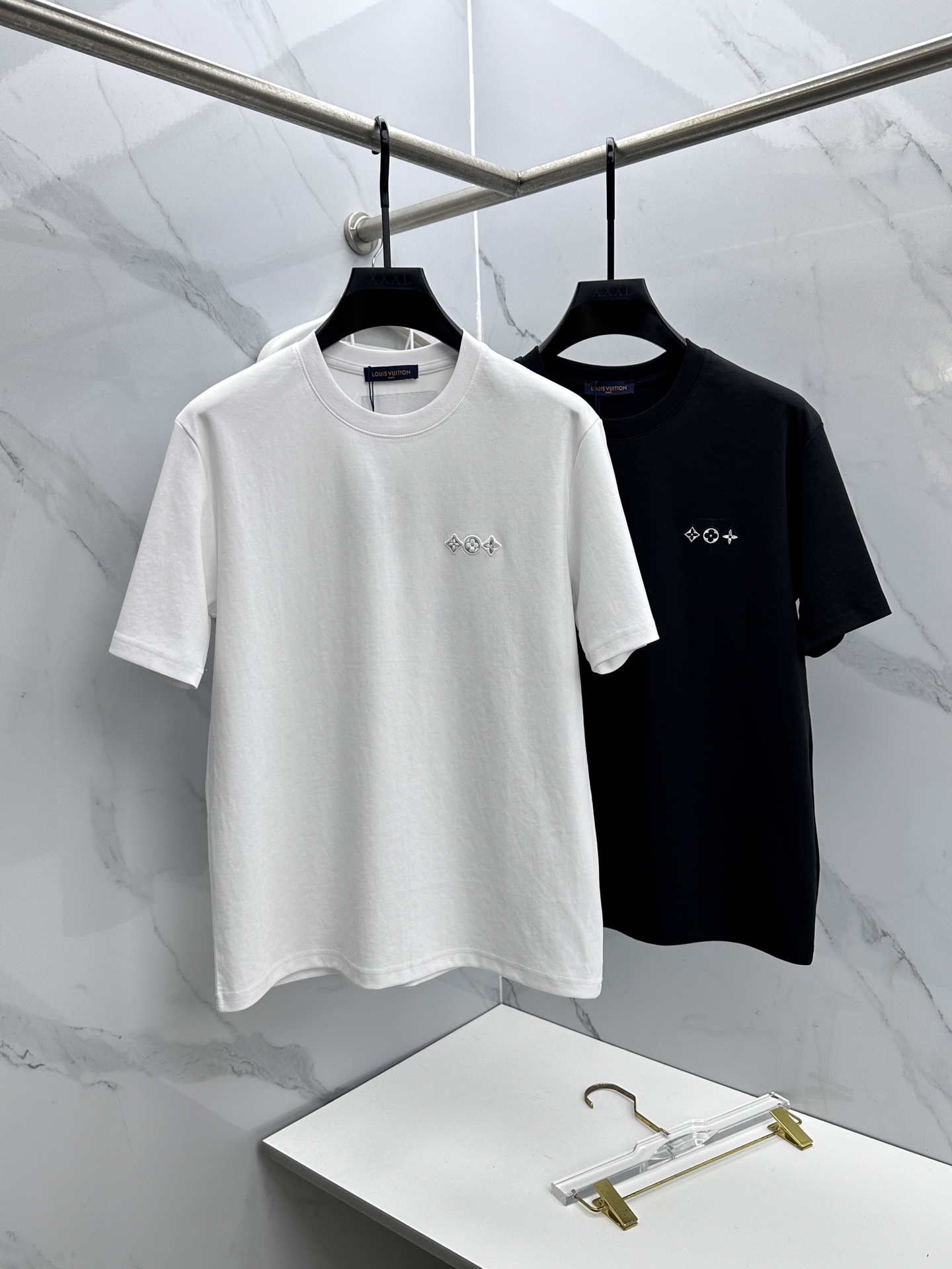 NO:775359,LV Louis Vuitton 2026 spring and summer new style simple logo printed short-sleeved double yarn pure cotton fabric diversified matching is the current innovative trend at the forefront of fashion. The collision of retro and modern elements extreme violent aesthetics.se fashion matching complete three standards sizes M-3XL, louis vuitton, louis vuitton, T-shirt,19860909LV路易威登 2026春夏新款简约logo印花短袖 双纱纯棉面料 多元化搭配 是眼下时尚前沿的创新趋势 复古与现代化元素的碰撞 极端的暴力美学.se时尚搭配 三标齐全 尺码M-3XL,,louis vuitton,louis vuitton,T-shirt,,Men's clothing