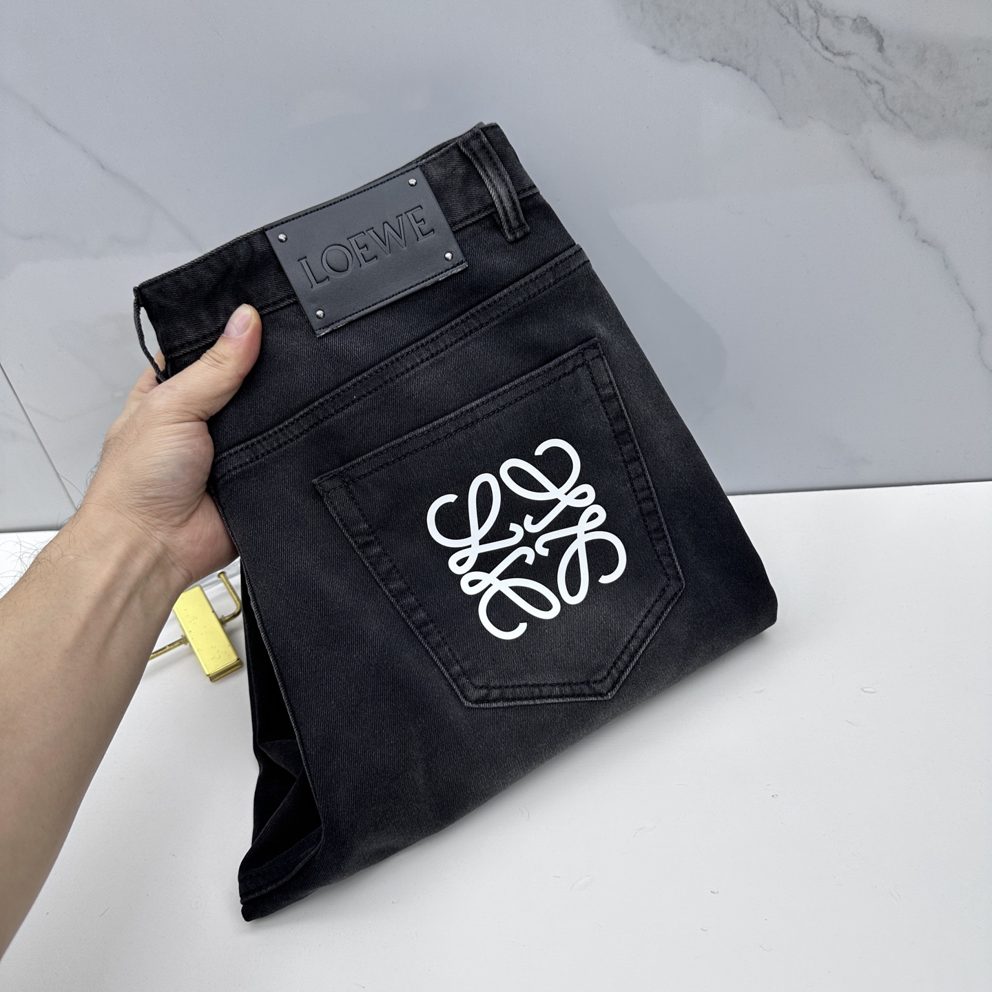 NO:683288,The LOEWE men's clothing series is something that cannot be copied or replaced in the fashion industry. It represents a typical Italian brand. The craftsmanship, quality and tailoring design are all top-notch. It is a classic and fashionable high-end gray and black, tough and capable lines, in line with men's favorite tones, very pure saturated gray, just the right washing process, a retro accent, huge details, and quite individual color. It highlights the uninhibited and wild side of denim, and also demonstrates its own craftsmanship and strong sense of quality!  A11 size 30-3835.37,,loewe,loewe,19860909LOEWE罗意威 男装系列属于时装圈无法复制和取代的存在,代表着意式典型的品牌 工艺、品质及剪裁设计都堪称一流,经典时尚高级灰黑色,硬朗干练的线条,符合男性最为心头好的色调,非常纯粹的饱和度灰,恰到好处的水洗工艺,复古的腔调特别足,细节巨牛,颇具个性色彩,凸显了丹宁不羁与野性的一面,亦彰显了本身的工艺魅力,品质感极强！A11 尺码30-3835.37,,loewe,loewe,,Men's clothing