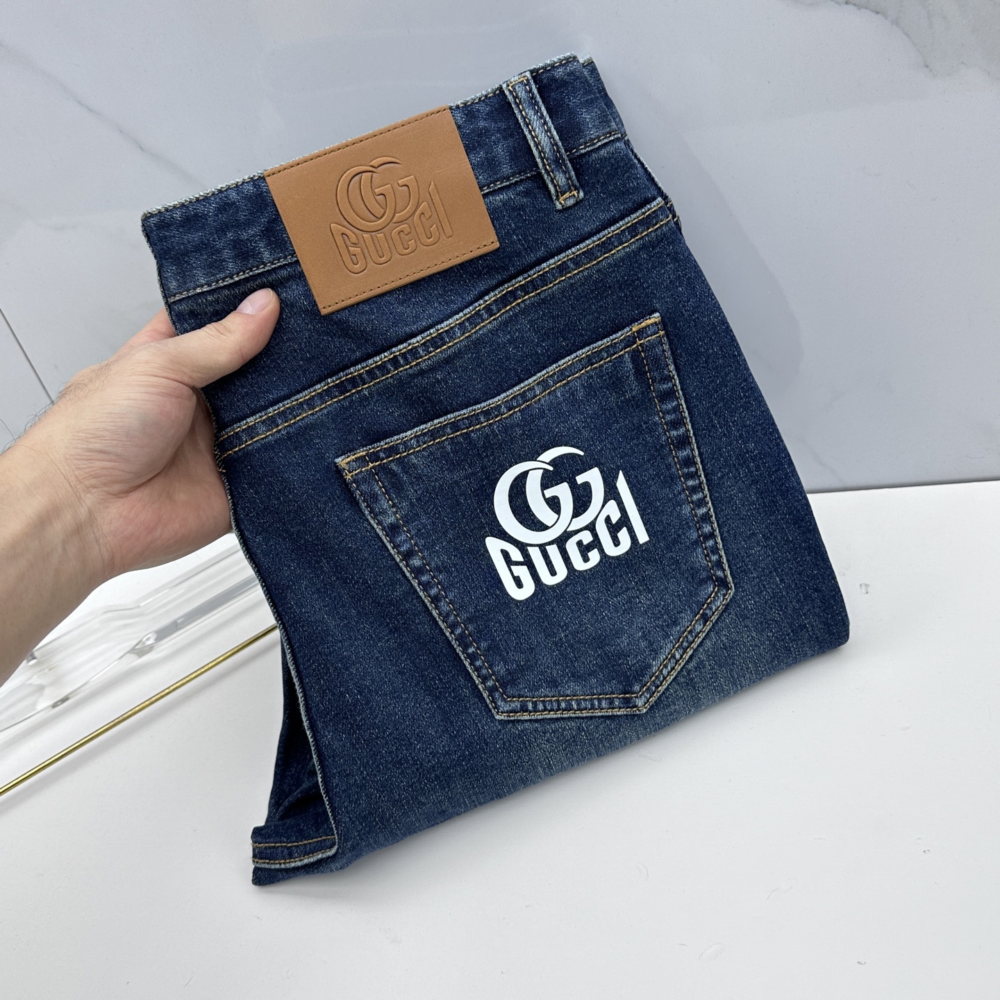 NO:683291,The Gucci men's clothing series is an existence that cannot be copied or replaced in the fashion circle. It represents a typical Italian brand. The craftsmanship, quality and tailoring design are all top-notch. Classic and fashionable high-end gray and black, tough and capable lines, in line with men's favorite colors, very pure gray saturation, just the right washing process, particularly retro accents, huge details, and quite individual colors, highlighting the uninhibited and wild side of denim. It also demonstrates its own craftsmanship and strong sense of quality!  A11 size 30-3835.37,,gucci,gucci,19860909Gucci古驰 男装系列属于时装圈无法复制和取代的存在,代表着意式典型的品牌 工艺、品质及剪裁设计都堪称一流,经典时尚高级灰黑色,硬朗干练的线条,符合男性最为心头好的色调,非常纯粹的饱和度灰,恰到好处的水洗工艺,复古的腔调特别足,细节巨牛,颇具个性色彩,凸显了丹宁不羁与野性的一面,亦彰显了本身的工艺魅力,品质感极强！A11 尺码30-3835.37,,gucci,gucci,,Men's clothing