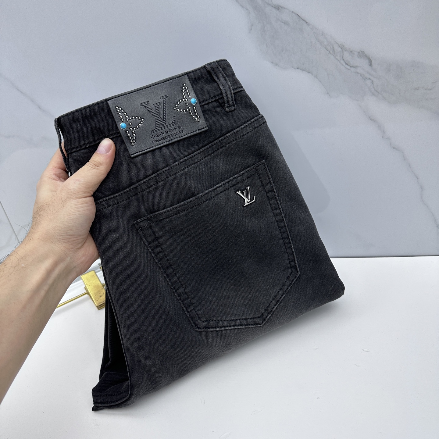 NO:683294,The LV Louis Vuitton men's wear series is an existence that cannot be copied and replaced in the fashion circle. It represents a typical Italian brand. The craftsmanship, quality and tailoring design are all top-notch, classic and fashionable high-end gray and black, tough and capable lines, in line with men's favorite tones, very pure saturation gray, just the right washing process, particularly retro accents, huge details, and quite individual colors. It highlights the uninhibited and wild side of denim, and also demonstrates its own craftsmanship charm and strong sense of quality!  A11 size 30-3835.37,,louis vuitton,louis vuitton,19860909LV路易威登 男装系列属于时装圈无法复制和取代的存在,代表着意式典型的品牌 工艺、品质及剪裁设计都堪称一流,经典时尚高级灰黑色,硬朗干练的线条,符合男性最为心头好的色调,非常纯粹的饱和度灰,恰到好处的水洗工艺,复古的腔调特别足,细节巨牛,颇具个性色彩,凸显了丹宁不羁与野性的一面,亦彰显了本身的工艺魅力,品质感极强！A11 尺码30-3835.37,,louis vuitton,louis vuitton,,Men's clothing