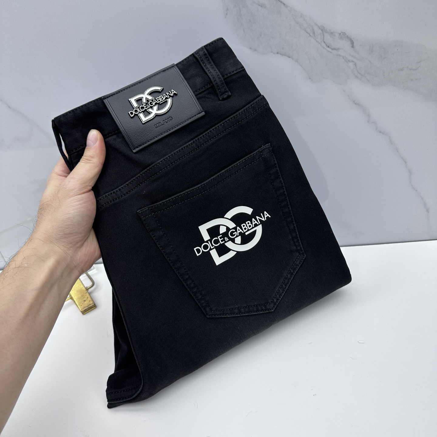 NO:683299,The Gucci men's clothing series is an existence that cannot be copied or replaced in the fashion circle. It represents a typical Italian brand. The craftsmanship, quality and tailoring design are all top-notch. Classic and fashionable high-end gray and black, tough and capable lines, in line with men's favorite colors, very pure gray saturation, just the right washing process, particularly retro accents, huge details, and quite individual colors, highlighting the uninhibited and wild side of denim. It also demonstrates its own craftsmanship and strong sense of quality!  A11 size 30-3835.37,,gucci,gucci,19860909Gucci古驰 男装系列属于时装圈无法复制和取代的存在,代表着意式典型的品牌 工艺、品质及剪裁设计都堪称一流,经典时尚高级灰黑色,硬朗干练的线条,符合男性最为心头好的色调,非常纯粹的饱和度灰,恰到好处的水洗工艺,复古的腔调特别足,细节巨牛,颇具个性色彩,凸显了丹宁不羁与野性的一面,亦彰显了本身的工艺魅力,品质感极强！A11 尺码30-3835.37,,gucci,gucci,,Men's clothing