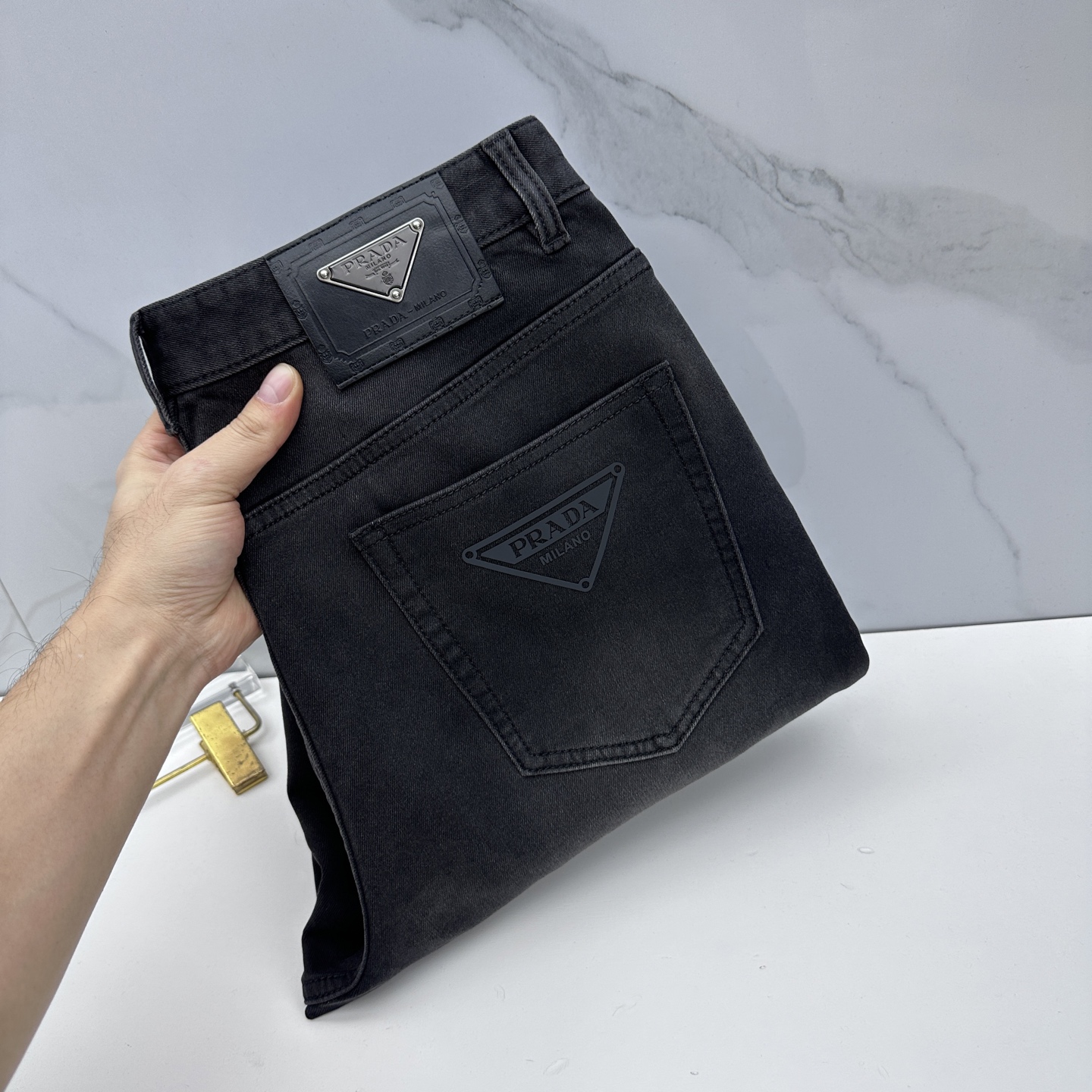 NO:683301,The Prada men's wear series is something that cannot be copied or replaced in the fashion world. It represents a typical Italian brand. Its craftsmanship, quality and tailoring design are all top-notch. It is a classic and fashionable high-end gray and black, with strong and capable lines, in line with men's favorite tones, very pure gray saturation, just the right washing process, a retro accent, huge details, and quite individual colors. It highlights the uninhibited and wild side of denim, and also demonstrates its own craftsmanship charm and strong sense of quality!  A11 size 30-3835.37,,prada,prada,19860909Prada普拉达 男装系列属于时装圈无法复制和取代的存在,代表着意式典型的品牌 工艺、品质及剪裁设计都堪称一流,经典时尚高级灰黑色,硬朗干练的线条,符合男性最为心头好的色调,非常纯粹的饱和度灰,恰到好处的水洗工艺,复古的腔调特别足,细节巨牛,颇具个性色彩,凸显了丹宁不羁与野性的一面,亦彰显了本身的工艺魅力,品质感极强！A11 尺码30-3835.37,,prada,prada,,Men's clothing