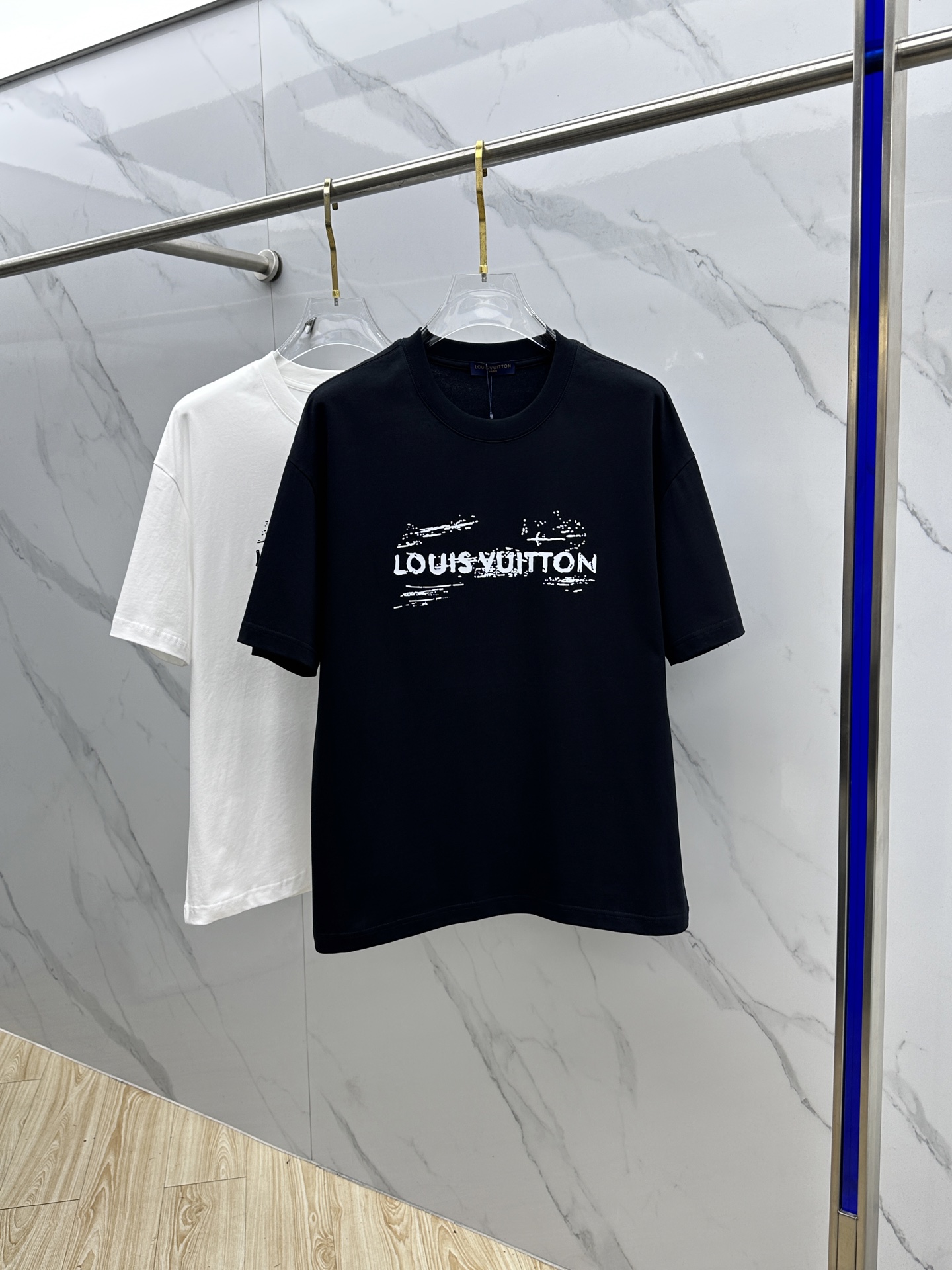 NO:683330,LV Louis Vuitton 2026 spring and summer new style simple letter printed short sleeves, double yarn pure cotton fabric, diversified matching is the current innovative trend at the forefront of fashion. The collision of retro and modern elements, extreme violent aesthetics. Fashionable matching, complete three standards, same style for men and women, A33, size M-3XL,, louis vuitton, louis vuitton, T-shirt,19860909LV路易威登 2026春夏新款简约字母印花短袖 双纱纯棉面料 多元化搭配 是眼下时尚前沿的创新趋势 复古与现代化元素的碰撞 极端的暴力美学.时尚搭配 三标齐全 男女同款A33 尺码M-3XL,,louis vuitton,louis vuitton,T-shirt,,Men's clothing